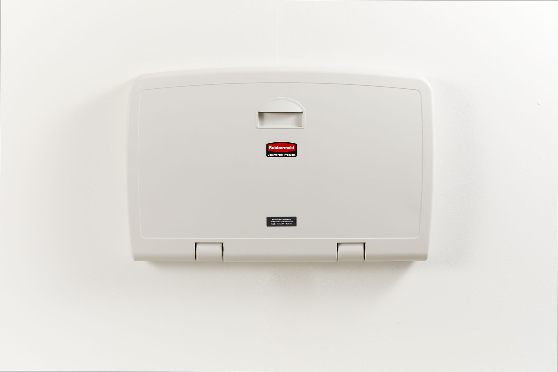 这款婴儿护理台采用高密度聚丙烯材料制成，有效降低吸湿性，符合全球ASTM、ADA、EN等多项安全标准。