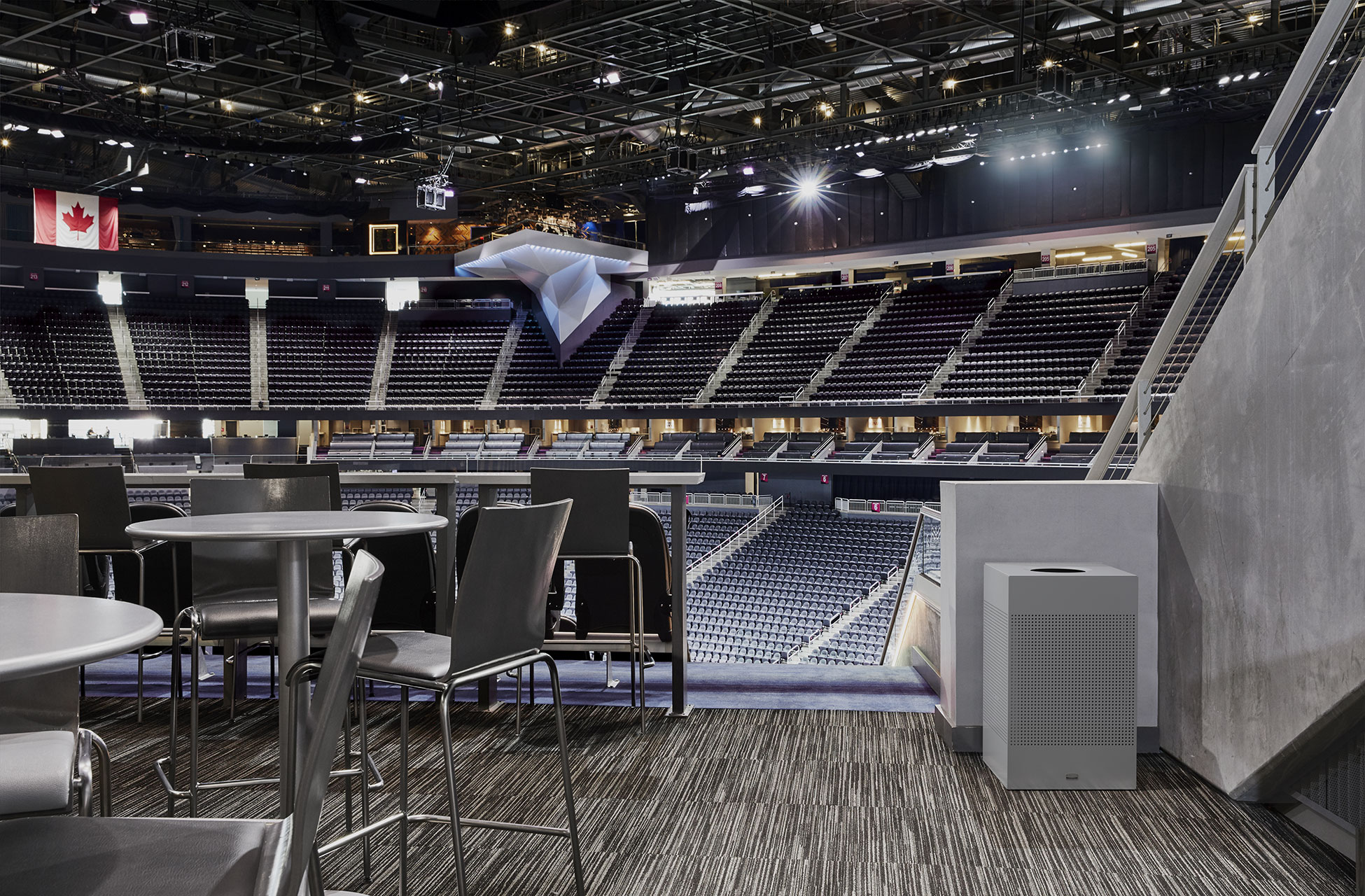 这款设计线条流畅的斯丽·影系列装饰型方形室内垃圾桶（61L，FGSC14）采用现代化的镂空图案设计，可与现代化空间环境完美融合。高品质材料与精湛工艺确保产品能够承受日常高频使用的严苛考验。