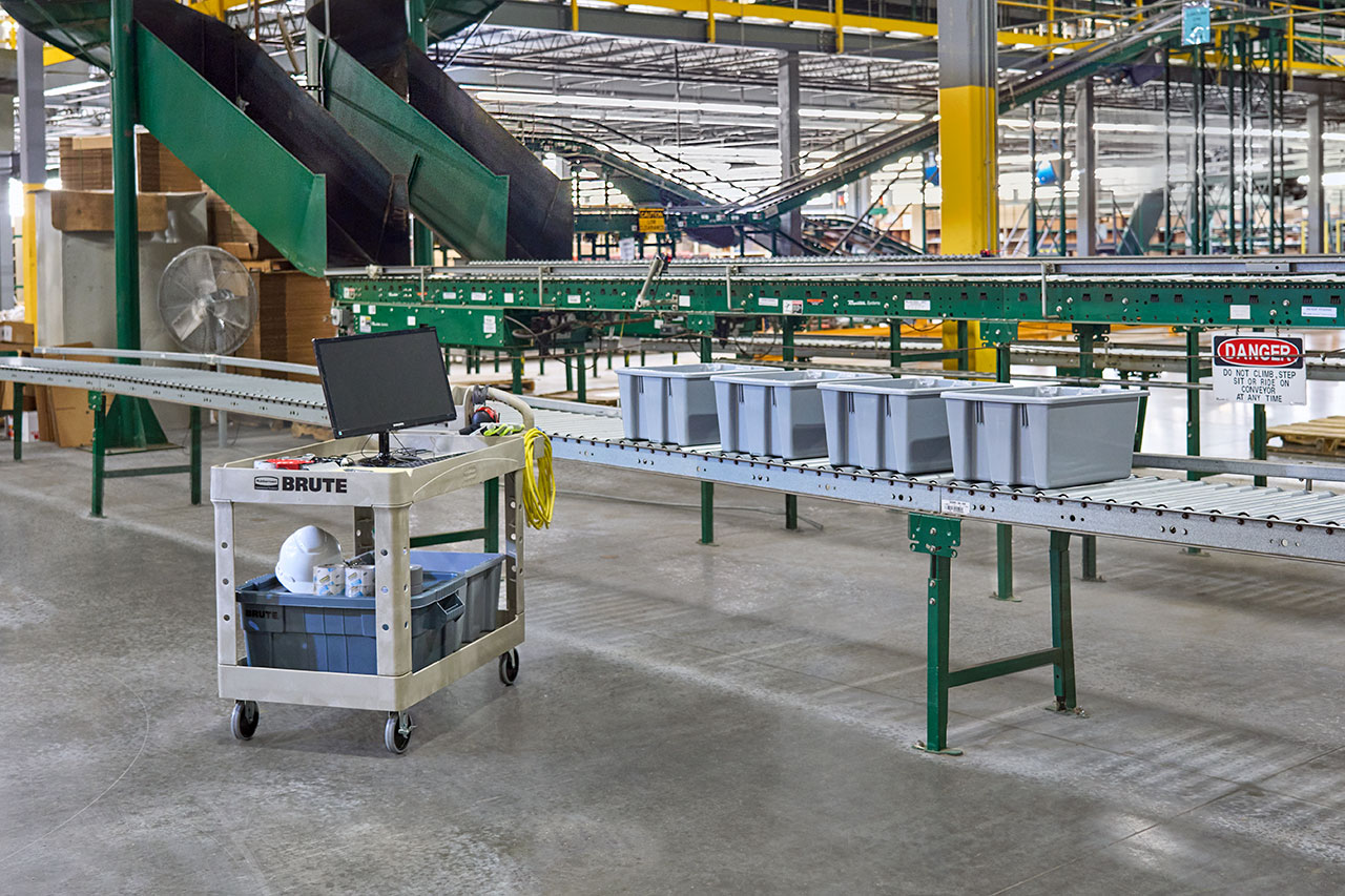 乐柏美商务用品HD双层下陷式舒适手柄推车（中号）采用坚固耐用的结构性泡沫材质制造，具有防凹陷、防掉漆、防剥落等优异性能，并配备有符合人体工学的手柄，确保舒适操作。有一定深度的下陷式设计可防止工具与耗材在推车移动过程中滑落，即使满载（226.79 kg）也能保持安全稳固。圆角结构避免碰撞损伤墙体与家具，12.7cm无痕万向脚轮确保轻便灵活。此外，这款推车还设有带把手的储物槽与卷材放置凹槽，及带护边的上下两层搁板，是一款功能齐全、适用于各类场所的理想推车。