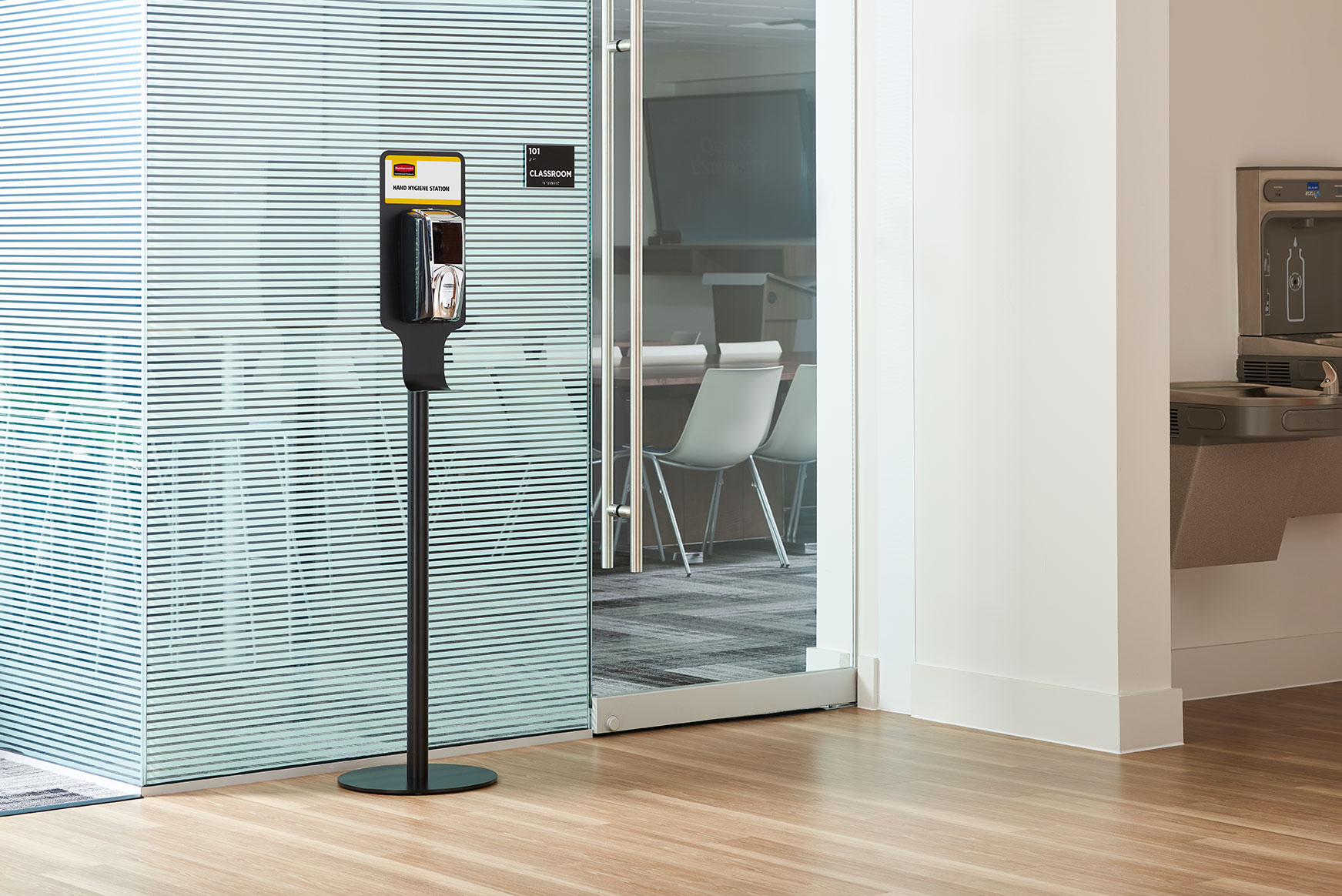 全金属支架搭配加重底座，可独立放置AutoFoam™给皂机或配备LumeCel™技术的AutoFoam™给皂机，在任何场所实现规范手部清洁。