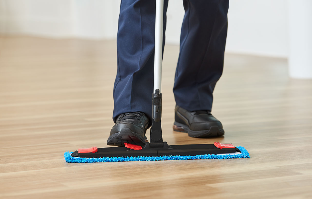 本款折叠式平板拖把套组专为配合您现有的WaveBrake™拖把桶设计，可在大型空间实现符合人体工学的微纤拖洗。