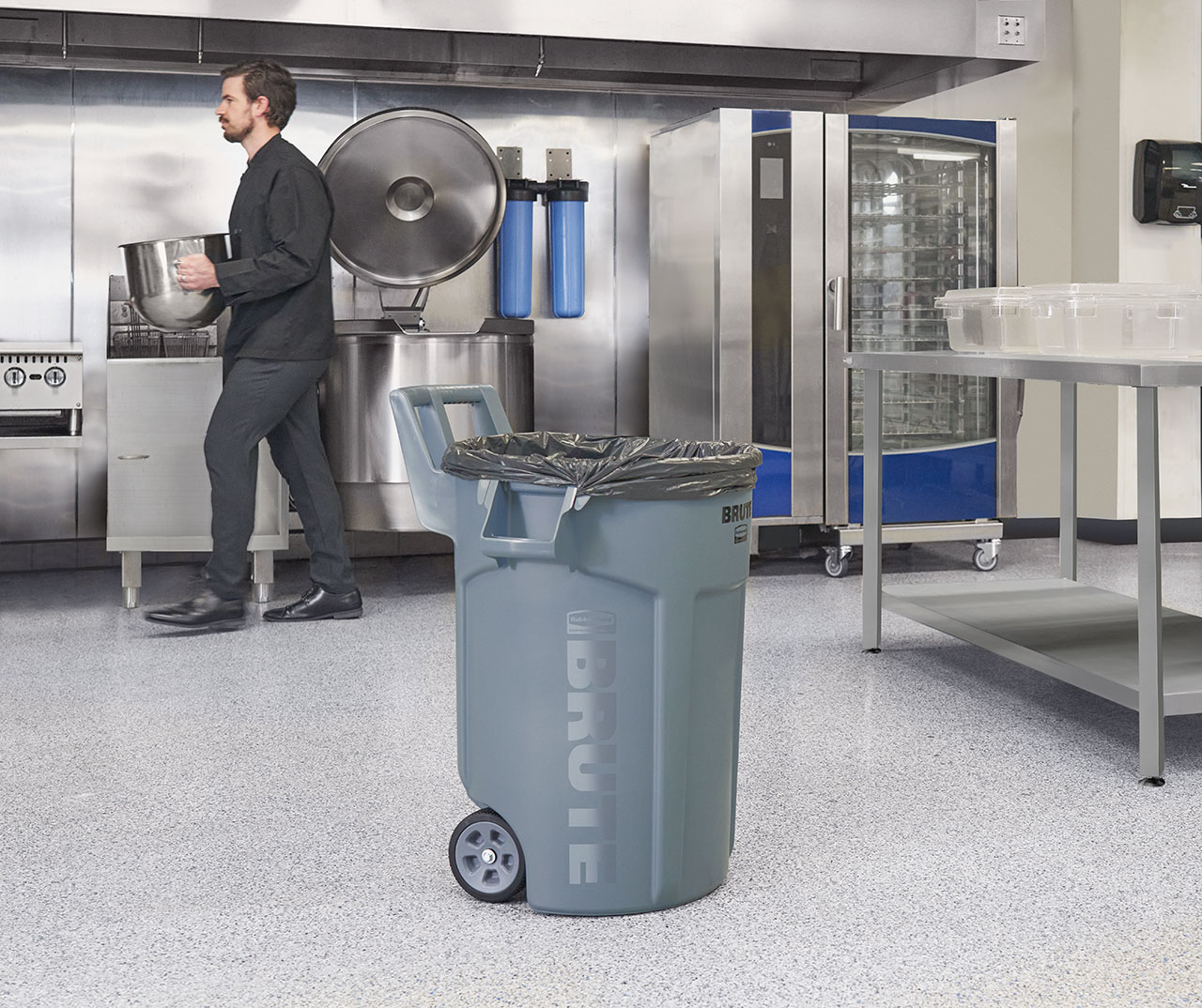 BRUTE便携式贮物桶让您在崎岖地面上推行重物时省力高达80%，显著提升作业效率，降低受伤风险。