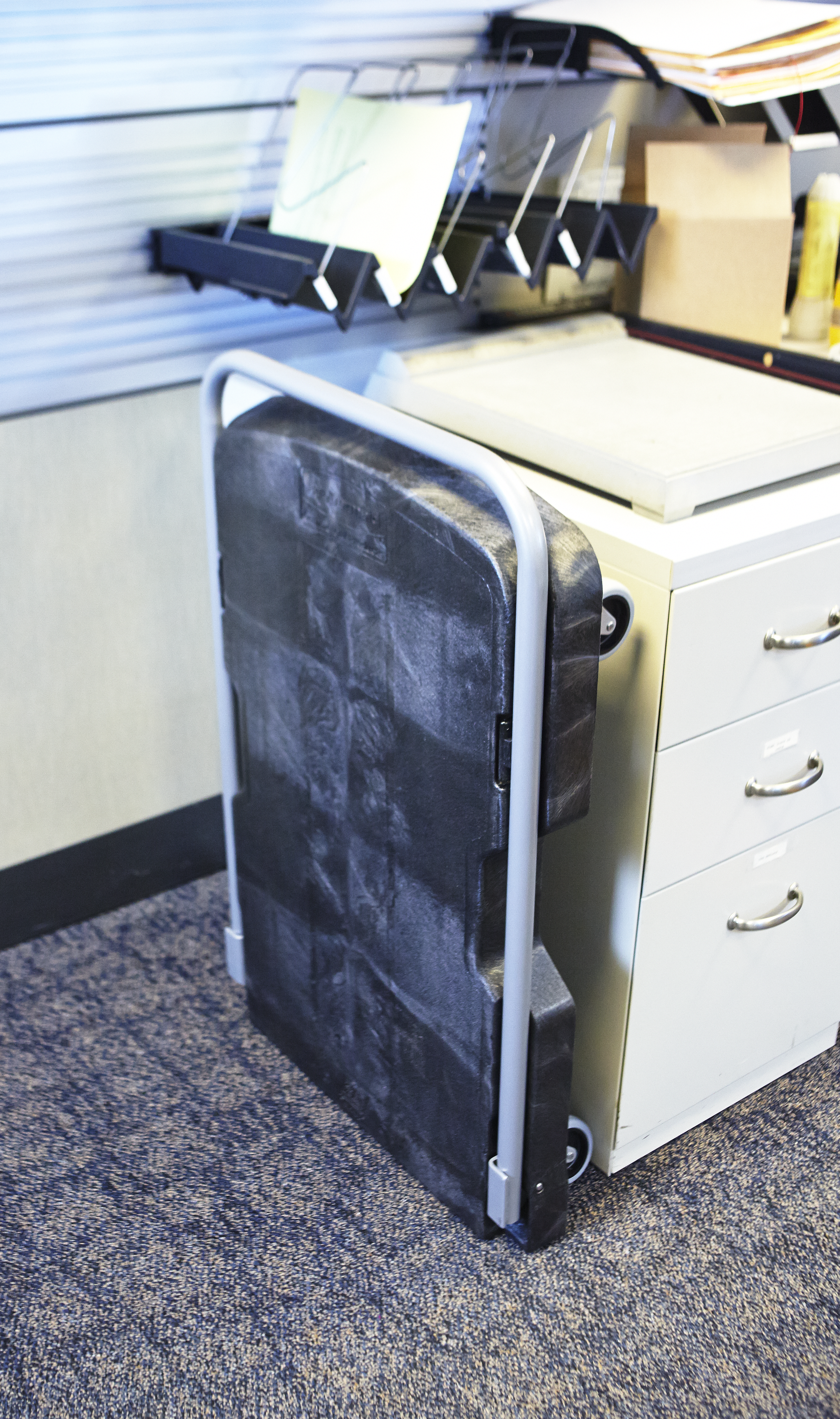 乐柏美商务用品Triple™三用手推车可高效运输大型重载，并可折叠放平，便于存放。其坚固的构造泡沫甲板不会生锈、凹陷、剥落或脱漆。防滑平台表面有助于防止货物滑动。把手有三个档位，用户可选择推行、拉行，或折叠放平作为小车使用。脚轮不伤地板。