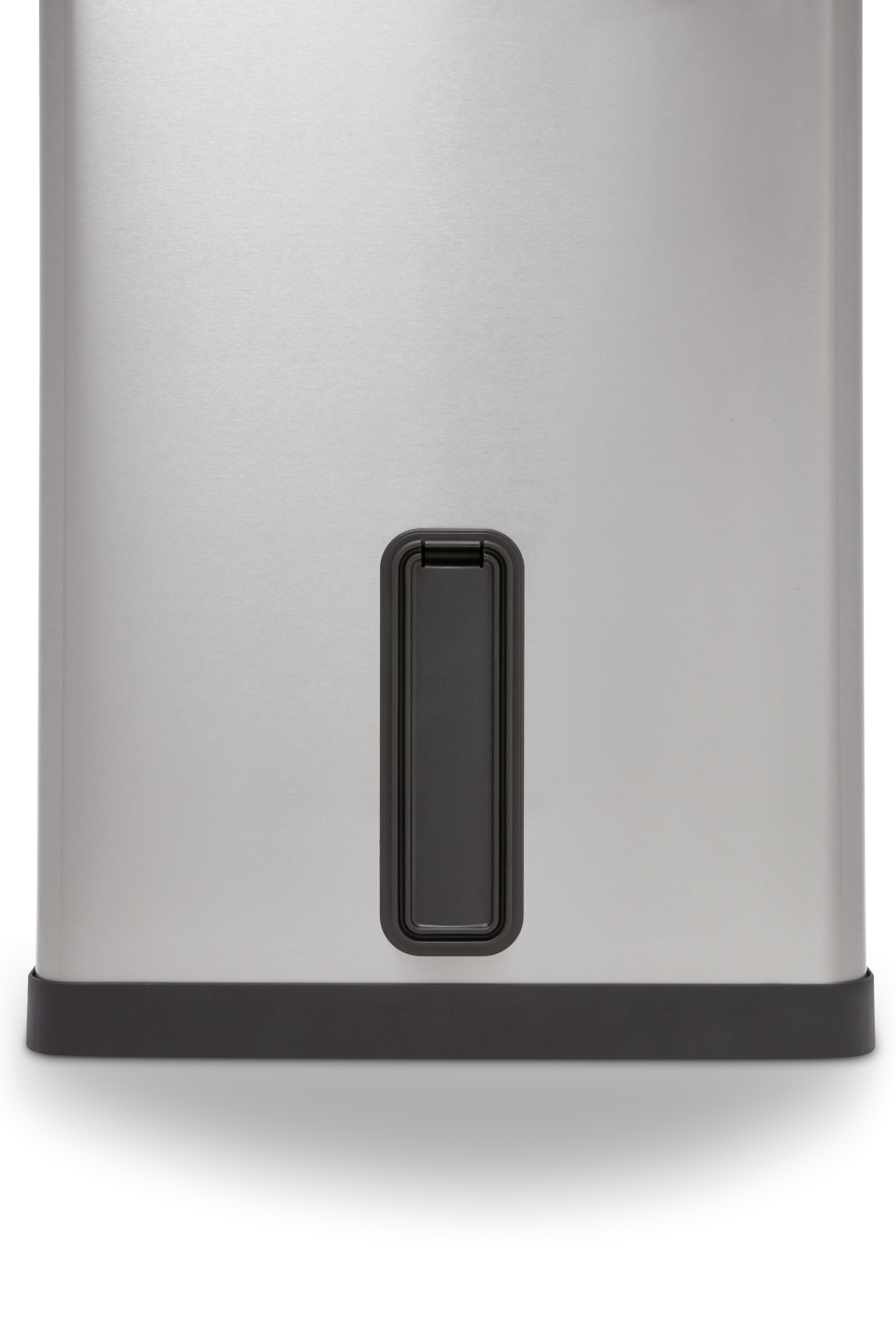 乐柏美商务用品Impressions™前踏式垃圾桶采用纤薄设计，占地面积小，并配备加宽踏板，便于脚部操作，实现无接触废弃物投放。内桶由结实坚固、防刺穿的塑料制成，桶体表面光滑流畅，便于日常清洁与维护。同时，这款垃圾桶也配备垃圾袋固定环，可牢固固定垃圾袋。