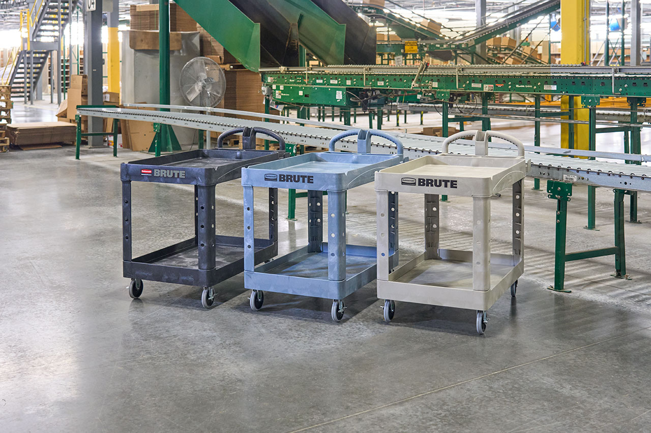 乐柏美商务用品下陷式层板重型多用途推车采用坚固的构造泡沫材料制造，不会凹陷、剥落或脱漆。圆角设计可保护家具、墙壁与门道。这款轻型推车配备12.7 cm不伤地板万向脚轮，移动顺畅灵活。符合人体工学的推动手柄提供最佳握持位置，下陷式层板可防止物品在移动过程中滚落。模制一体式收纳格、工具套筒、挂钩与凹槽设计提升推车的多功能性，最大承重可达227 kg。