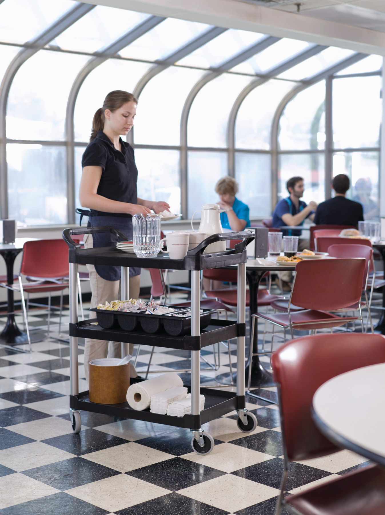 乐柏美商务用品多用途推车是一款用途广泛、坚固耐用的服务推车，可执行多种任务。这款带轮多用途推车最大承重可达90.71 kg，配备易于清洁的光滑表面、能够灵活移动的10 cm万向轮以及便于握持的人性化把手。