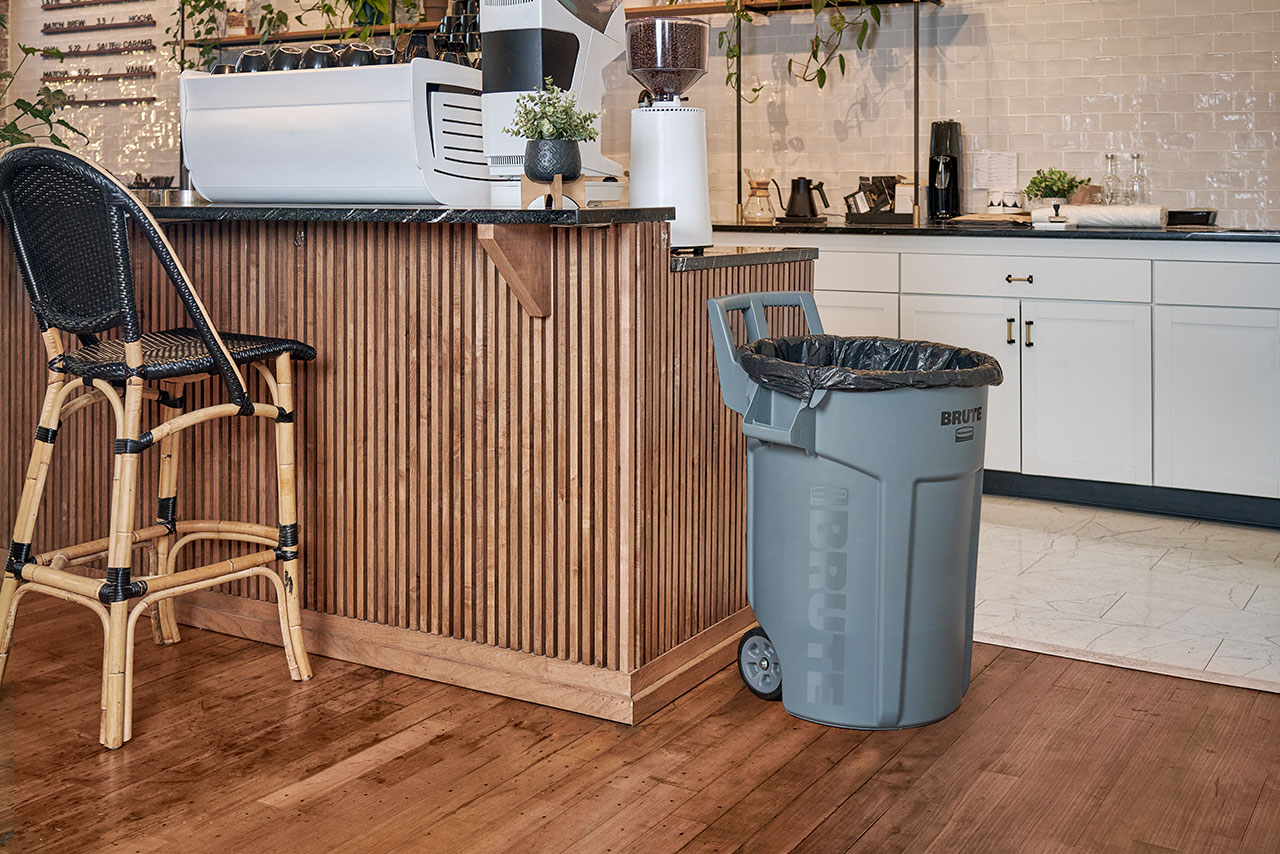 BRUTE便携式贮物桶让您在崎岖地面上推行重物时省力高达80%，显著提升作业效率，降低受伤风险。