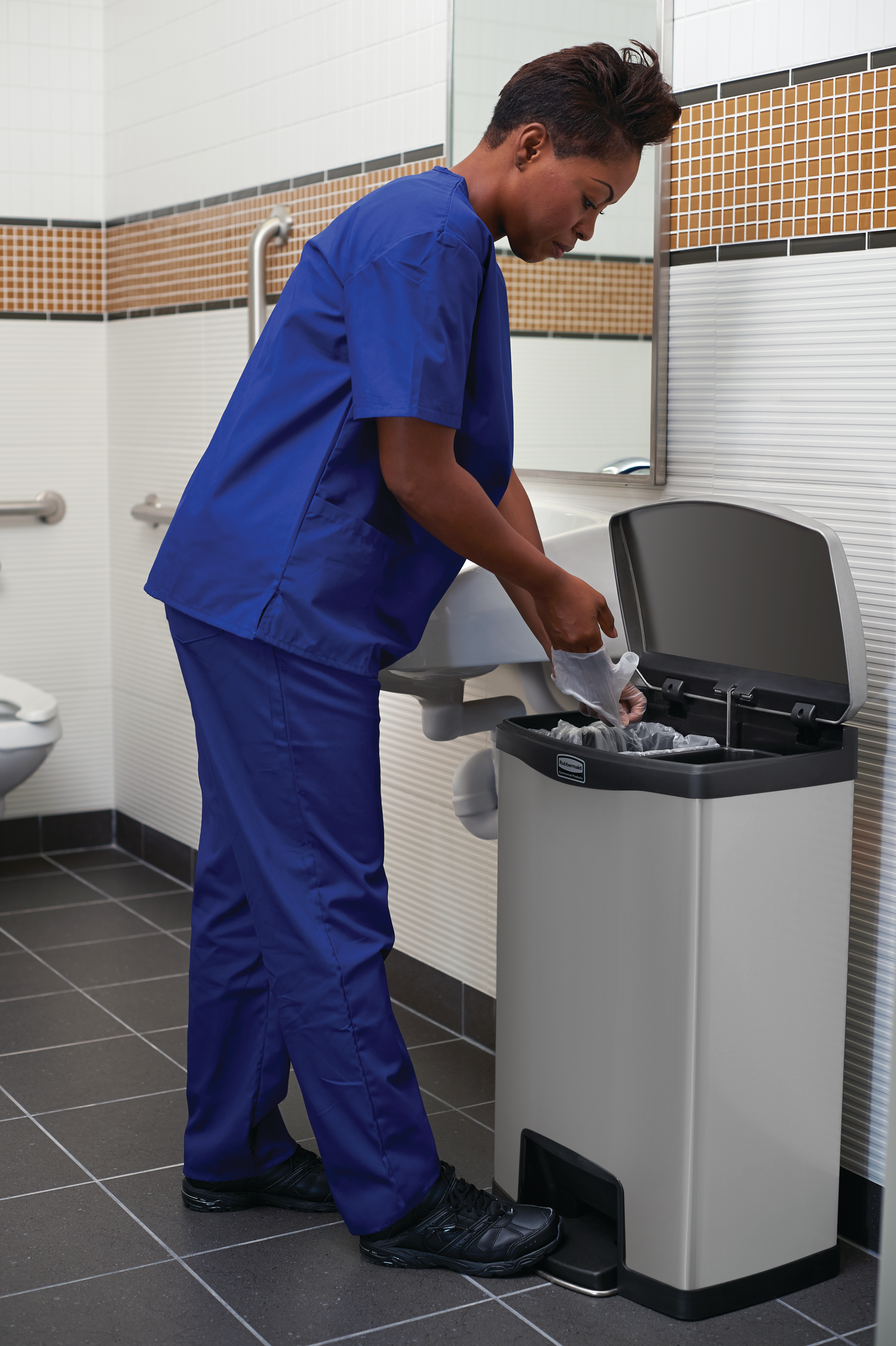 乐柏美商务用品Impressions™前踏式垃圾桶采用纤薄设计，占地面积小，并配备加宽踏板，便于脚部操作，实现无接触废弃物投放。内桶由结实坚固、防刺穿的塑料制成，桶体表面光滑流畅，便于日常清洁与维护。同时，这款垃圾桶也配备垃圾袋固定环，可牢固固定垃圾袋。