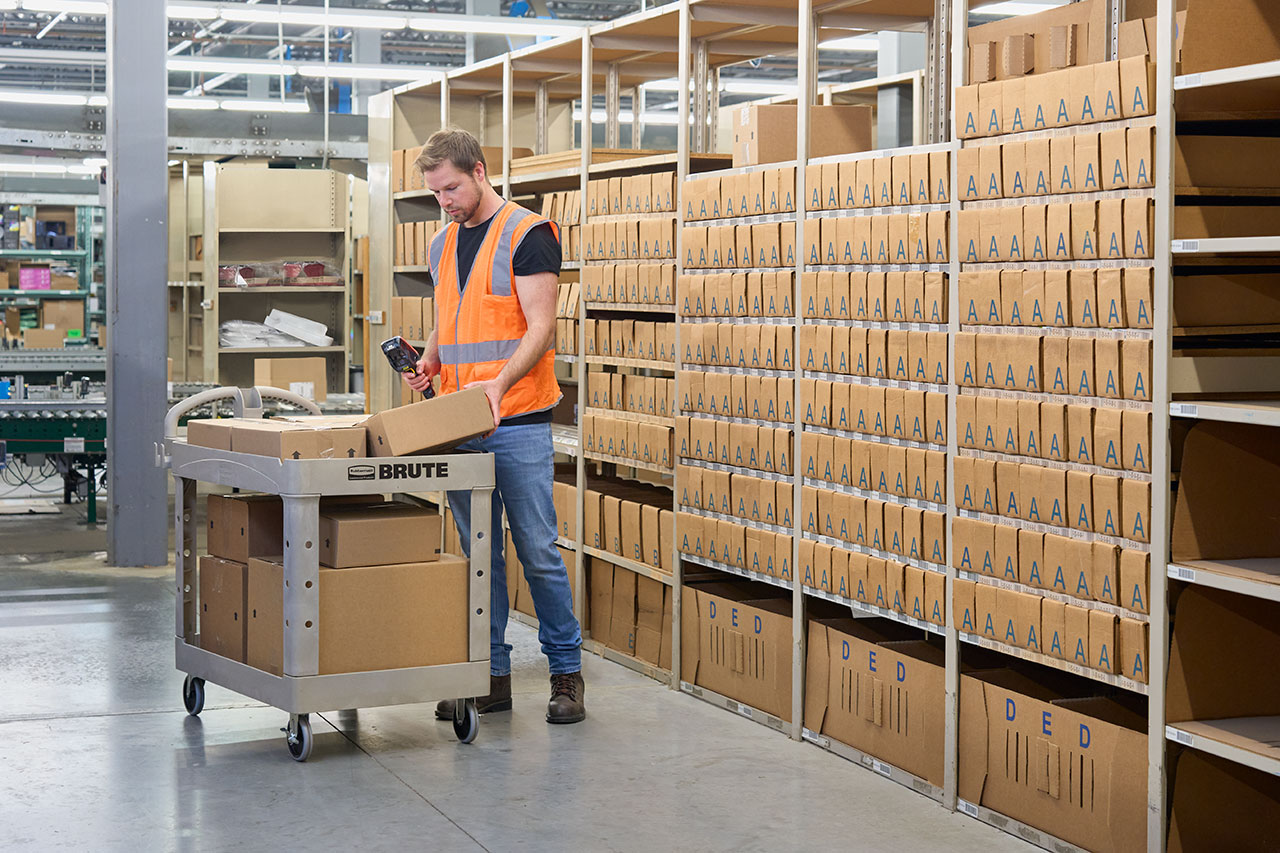 乐柏美商务用品HD双层下陷式舒适手柄推车（中号）采用坚固耐用的结构性泡沫材质制造，具有防凹陷、防掉漆、防剥落等优异性能，并配备有符合人体工学的手柄，确保舒适操作。有一定深度的下陷式设计可防止工具与耗材在推车移动过程中滑落，即使满载（226.79 kg）也能保持安全稳固。圆角结构避免碰撞损伤墙体与家具，12.7cm无痕万向脚轮确保轻便灵活。此外，这款推车还设有带把手的储物槽与卷材放置凹槽，及带护边的上下两层搁板，是一款功能齐全、适用于各类场所的理想推车。