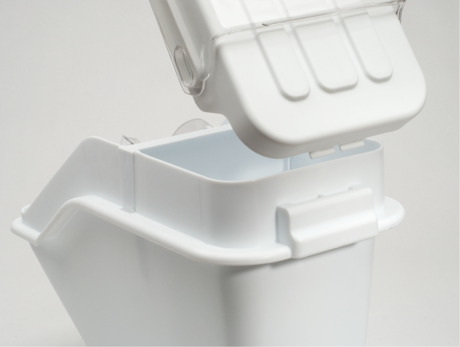 乐柏美商务用品层架式食品原料储存桶（配勺）在堆叠状态下依然支持单手快速取用食材，并配备集成量具，提升备餐效率、优化空间利用，并有助于满足食品安全规范要求。