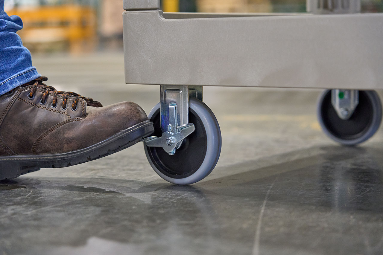 乐柏美商务用品HD双层下陷式舒适手柄推车（中号）采用坚固耐用的结构性泡沫材质制造，具有防凹陷、防掉漆、防剥落等优异性能，并配备有符合人体工学的手柄，确保舒适操作。有一定深度的下陷式设计可防止工具与耗材在推车移动过程中滑落，即使满载（226.79 kg）也能保持安全稳固。圆角结构避免碰撞损伤墙体与家具，12.7cm无痕万向脚轮确保轻便灵活。此外，这款推车还设有带把手的储物槽与卷材放置凹槽，及带护边的上下两层搁板，是一款功能齐全、适用于各类场所的理想推车。