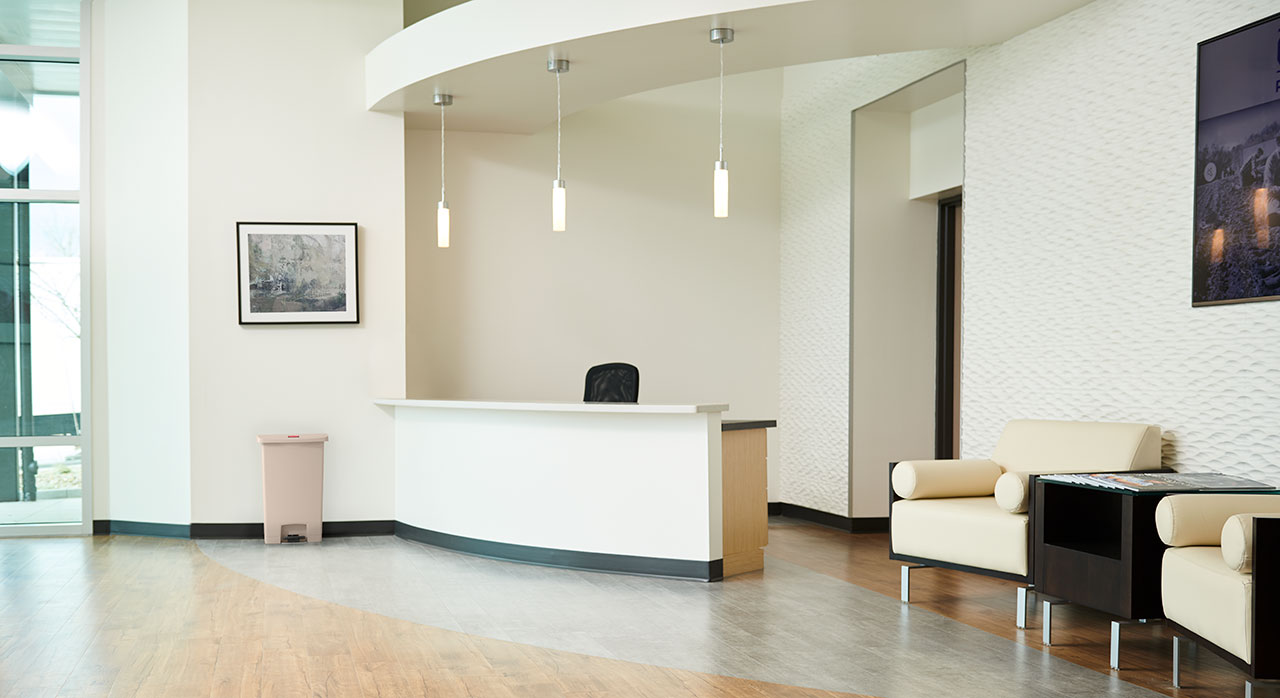 乐柏美商务用品Streamline®前踏式塑料踏板式垃圾桶采用纤薄桶身与小巧底座设计，轻松嵌入最狭窄空间。精选高品质材料打造，以高效、安全与卓越耐用性，全面满足各类商业环境的严苛需求。