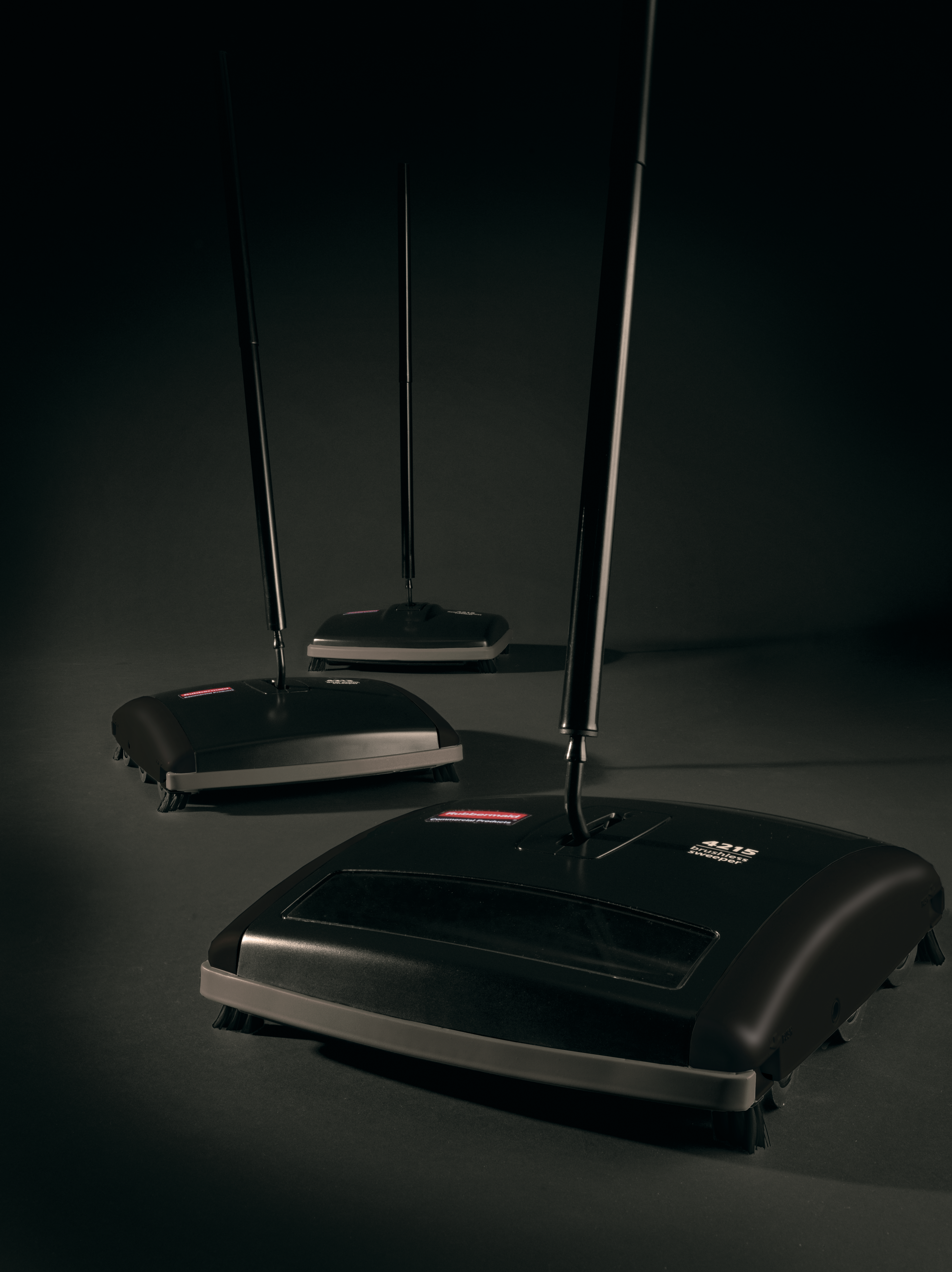 两种不同类型的猪鬃毛刷辊设计，能有效清除并收集灰尘、污垢及各种碎屑。