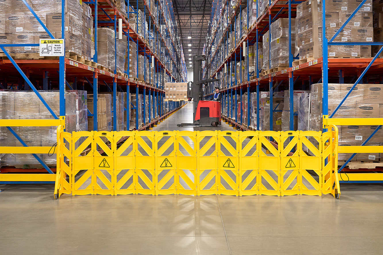 活动式围障，使用方便、醒目易见、便于移动且易于存放，采用铰接式面板设计，可延伸至4m长。围障既能布置为直线、曲线，也可围成圆形。颜色符合ANSI/OSHA标准。