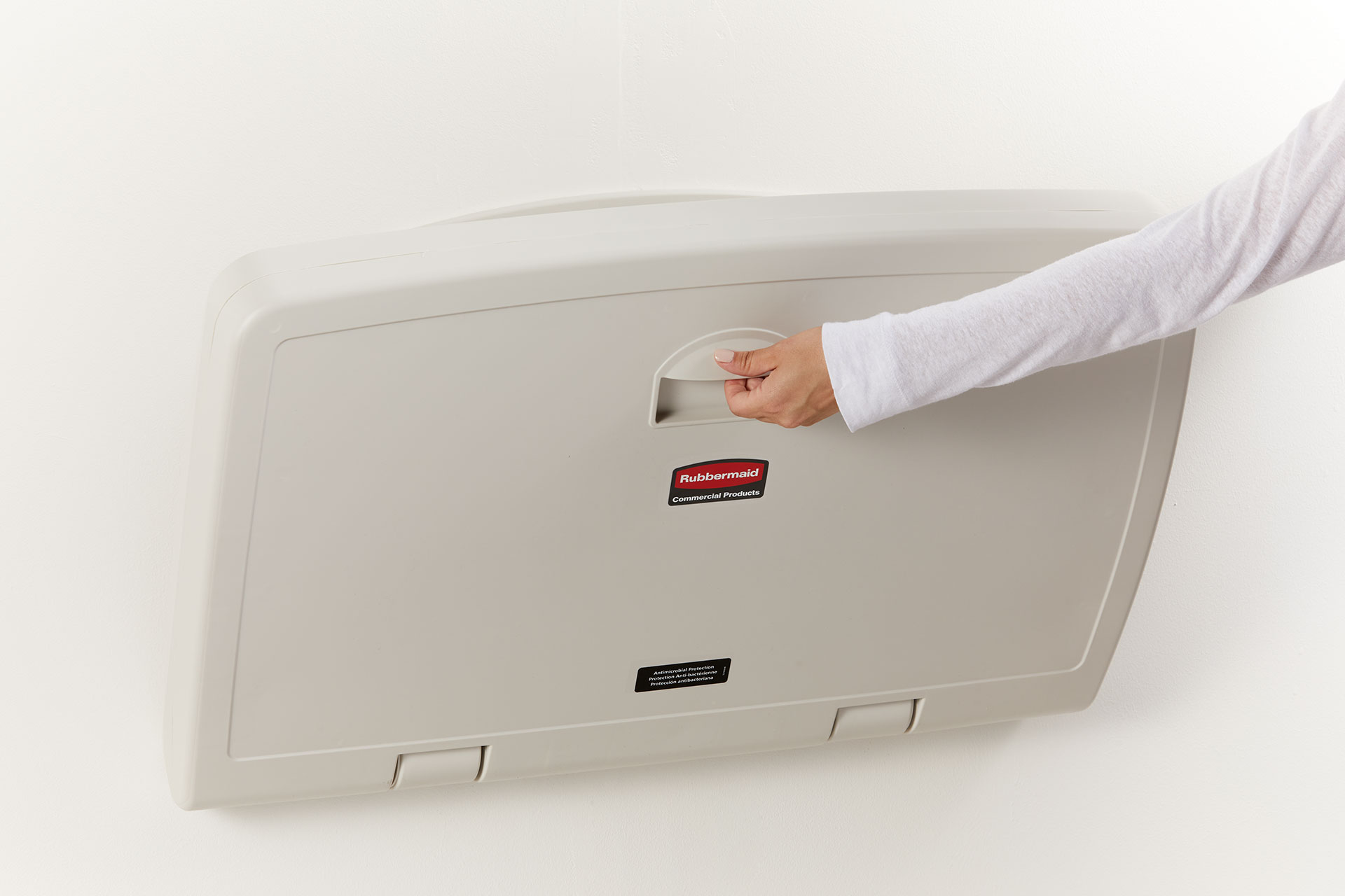 这款婴儿护理台采用高密度聚丙烯材料制成，有效降低吸湿性，符合全球ASTM、ADA、EN等多项安全标准。