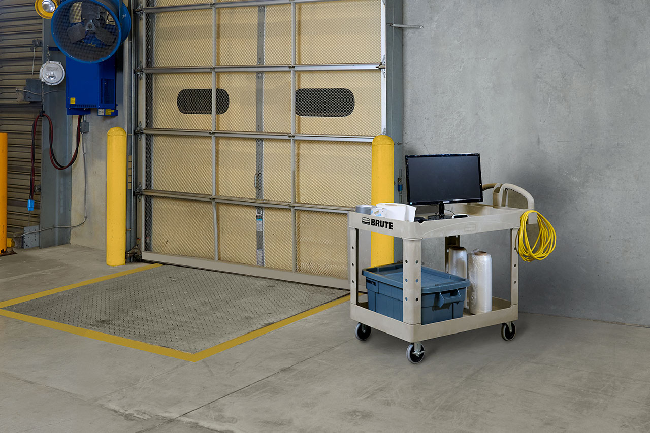 乐柏美商务用品HD双层下陷式舒适手柄推车（中号）采用坚固耐用的结构性泡沫材质制造，具有防凹陷、防掉漆、防剥落等优异性能，并配备有符合人体工学的手柄，确保舒适操作。有一定深度的下陷式设计可防止工具与耗材在推车移动过程中滑落，即使满载（226.79 kg）也能保持安全稳固。圆角结构避免碰撞损伤墙体与家具，12.7cm无痕万向脚轮确保轻便灵活。此外，这款推车还设有带把手的储物槽与卷材放置凹槽，及带护边的上下两层搁板，是一款功能齐全、适用于各类场所的理想推车。