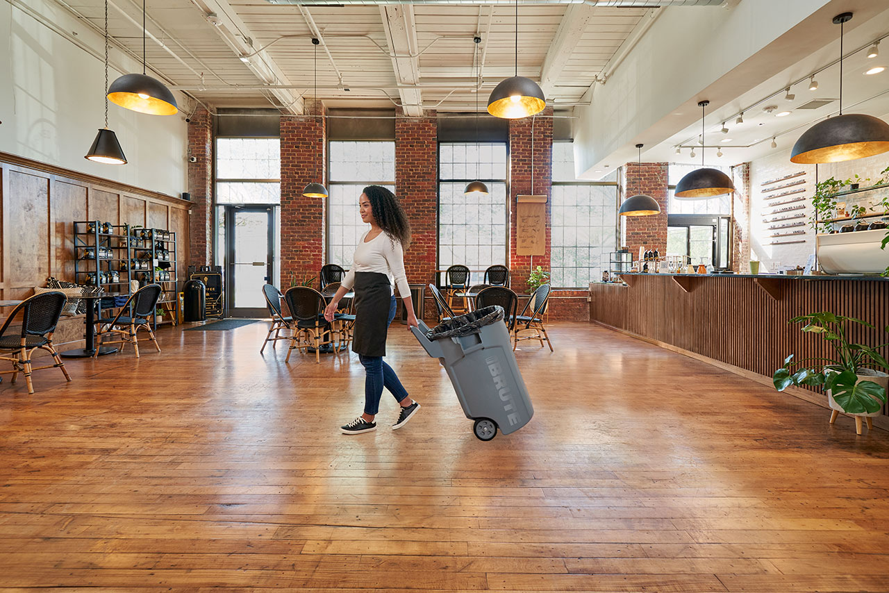 BRUTE便携式贮物桶让您在崎岖地面上推行重物时省力高达80%，显著提升作业效率，降低受伤风险。