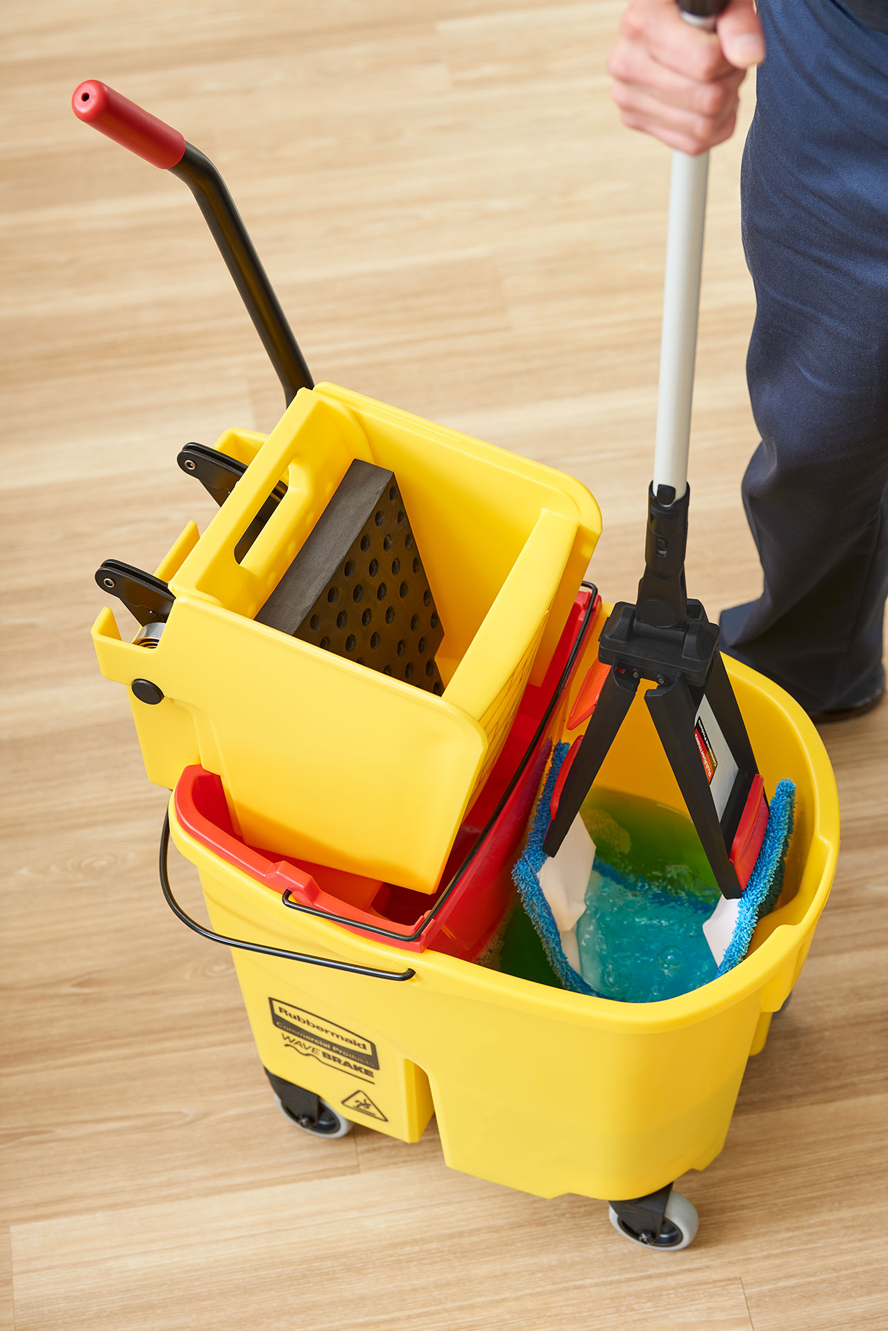 本款折叠式平板拖把套组专为配合您现有的WaveBrake™拖把桶设计，可在大型空间实现符合人体工学的微纤拖洗。