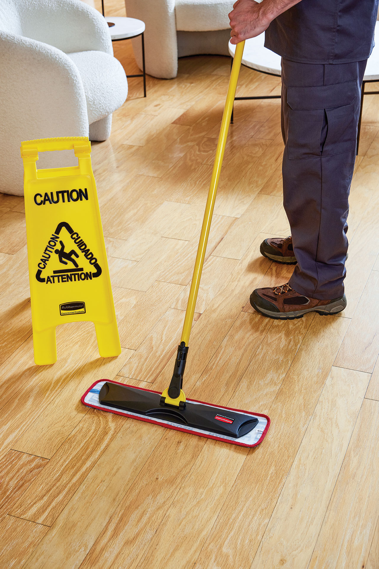 HYGEN™微纤拖布，专为医疗机构设计，通过高效清洁产品降低医疗相关感染风险，营造更安全洁净的环境，同时提升工作效率。创新微纤技术，经测试可去除99.9%的病毒与细菌*，将优质微纤与之字型专研设计的内置擦洗技术结合。
