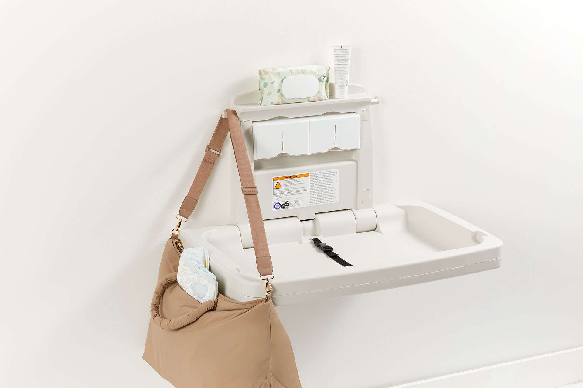 这款婴儿护理台采用高密度聚丙烯材料制成，有效降低吸湿性，符合全球ASTM、ADA、EN等多项安全标准。