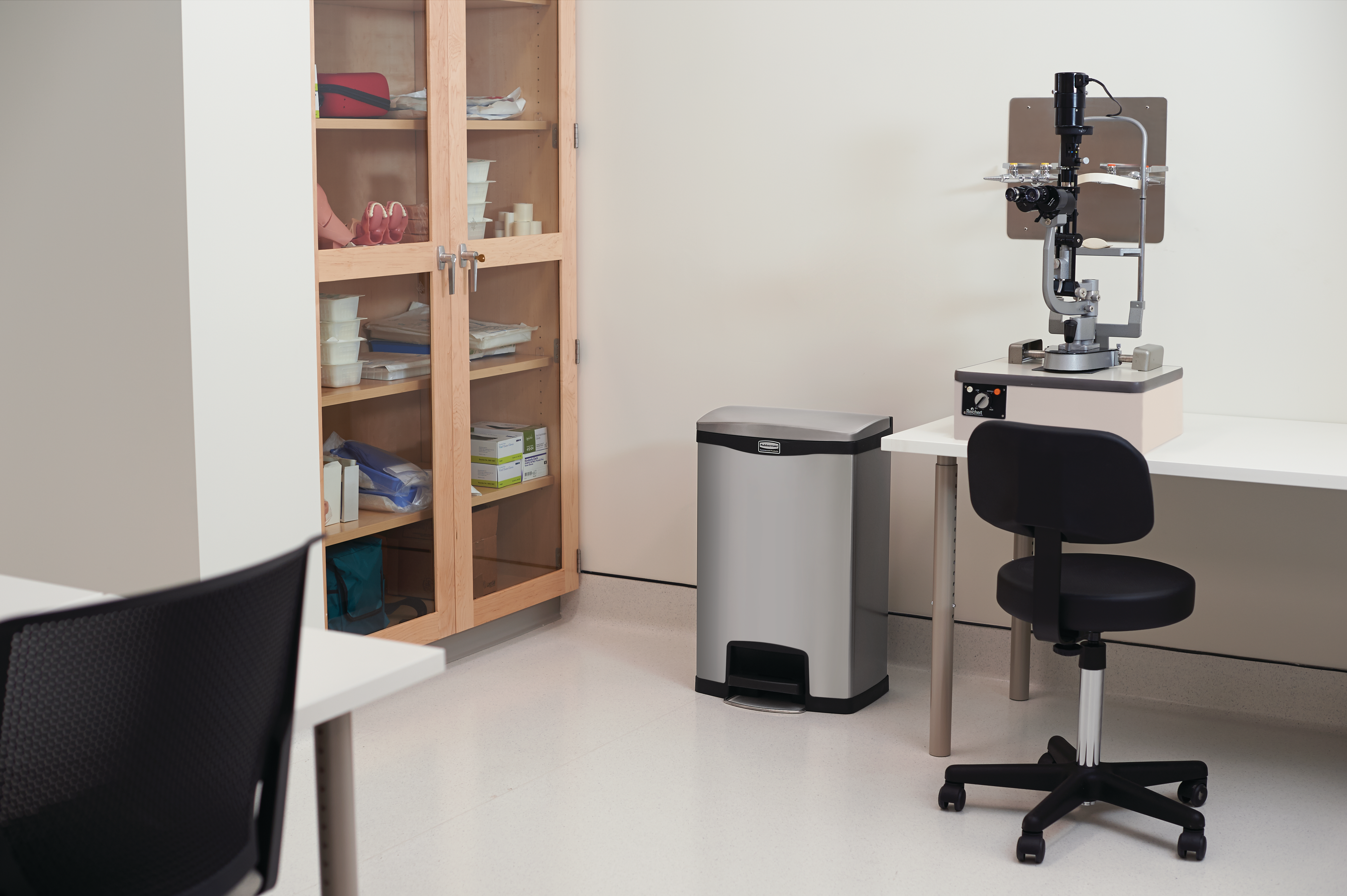 乐柏美商务用品Impressions™前踏式垃圾桶采用纤薄设计，占地面积小，并配备加宽踏板，便于脚部操作，实现无接触废弃物投放。内桶由结实坚固、防刺穿的塑料制成，桶体表面光滑流畅，便于日常清洁与维护。同时，这款垃圾桶也配备垃圾袋固定环，可牢固固定垃圾袋。