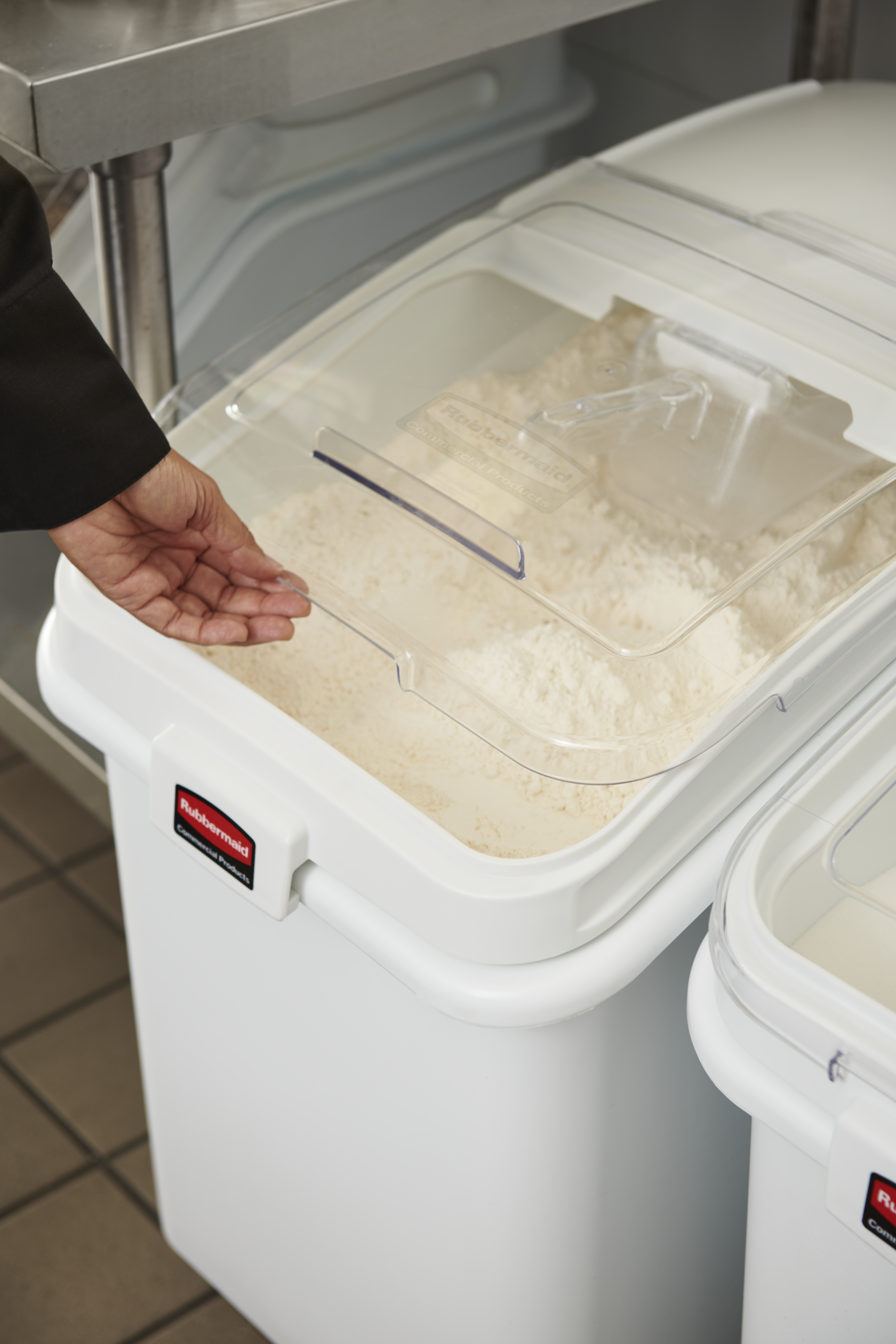 乐柏美商务用品ProSave™食品原料储存桶，是一款带滚轮的大容量食品存储容器。采用斜面式设计、滑动式开口及0.94L勺具配置，使食材的取用与运输更加便捷高效。