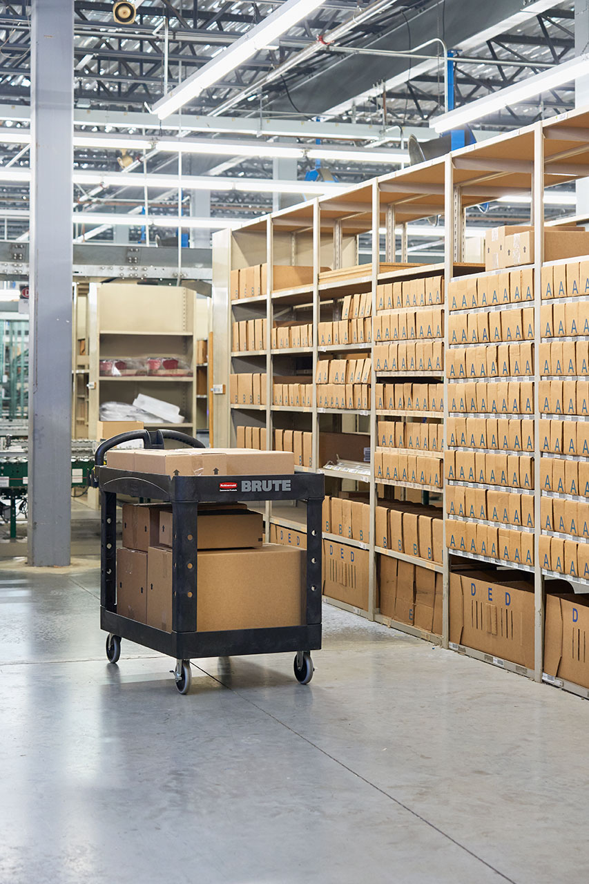 乐柏美商务用品下陷式层板重型多用途推车采用坚固的构造泡沫材料制造，不会凹陷、剥落或脱漆。圆角设计可保护家具、墙壁与门道。这款轻型推车配备12.7 cm不伤地板万向脚轮，移动顺畅灵活。符合人体工学的推动手柄提供最佳握持位置，下陷式层板可防止物品在移动过程中滚落。模制一体式收纳格、工具套筒、挂钩与凹槽设计提升推车的多功能性，最大承重可达227 kg。