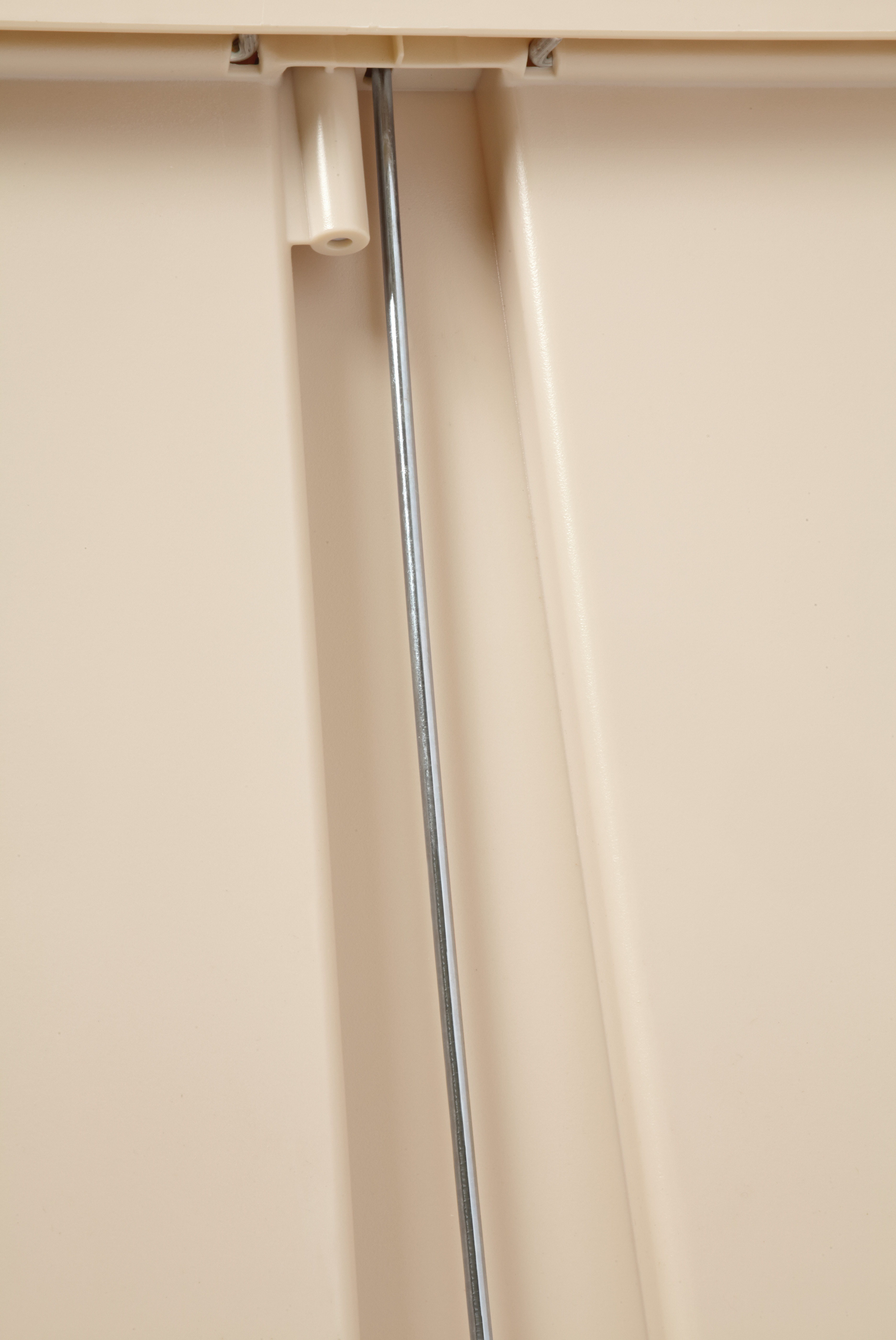 乐柏美商务用品Streamline™前踏式垃圾桶占地面积小，并配备加宽踏板，便于脚部操作，实现无接触废弃物投放。密封度极佳的智能控制盖板配备缓降机构以降低噪音，并配有内嵌铰链防止墙面损伤。为简化维护流程，这款垃圾桶配备垃圾袋固定环，可牢固固定垃圾袋。