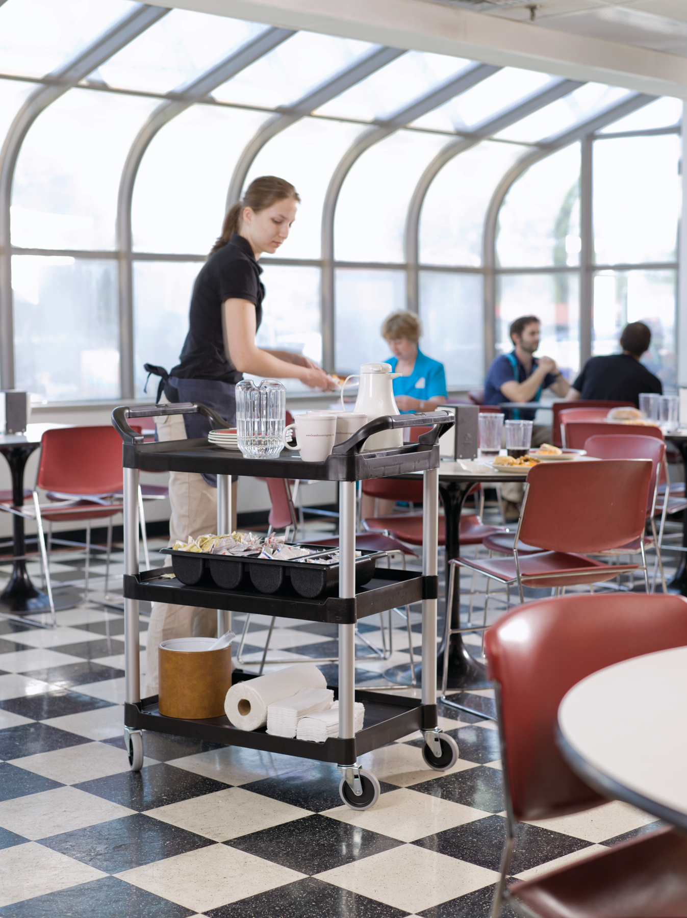 乐柏美商务用品多用途推车是一款用途广泛、坚固耐用的服务推车，可执行多种任务。这款带轮多用途推车最大承重可达90.71 kg，配备易于清洁的光滑表面、能够灵活移动的10 cm万向轮以及便于握持的人性化把手。