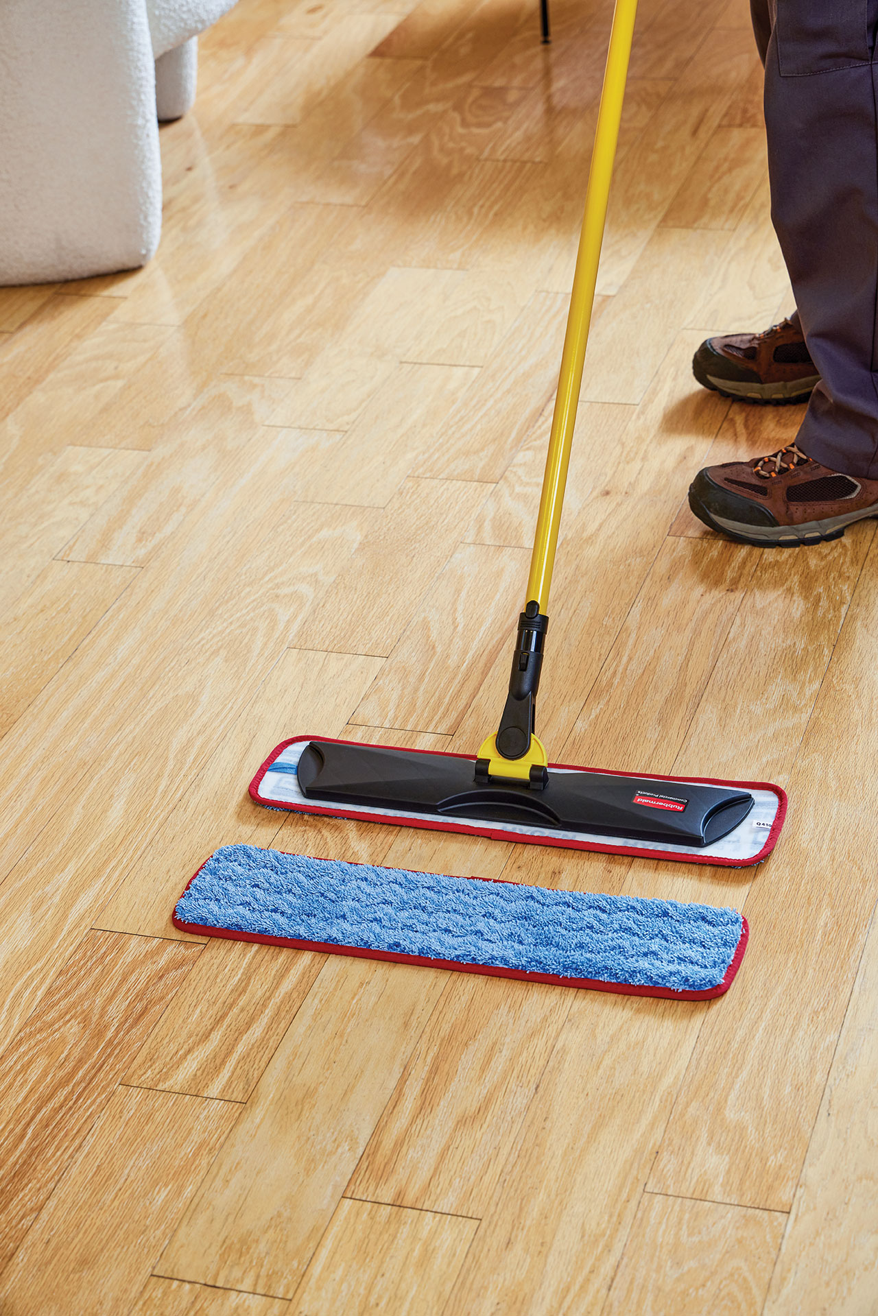 HYGEN™微纤拖布，专为医疗机构设计，通过高效清洁产品降低医疗相关感染风险，营造更安全洁净的环境，同时提升工作效率。创新微纤技术，经测试可去除99.9%的病毒与细菌*，将优质微纤与之字型专研设计的内置擦洗技术结合。
