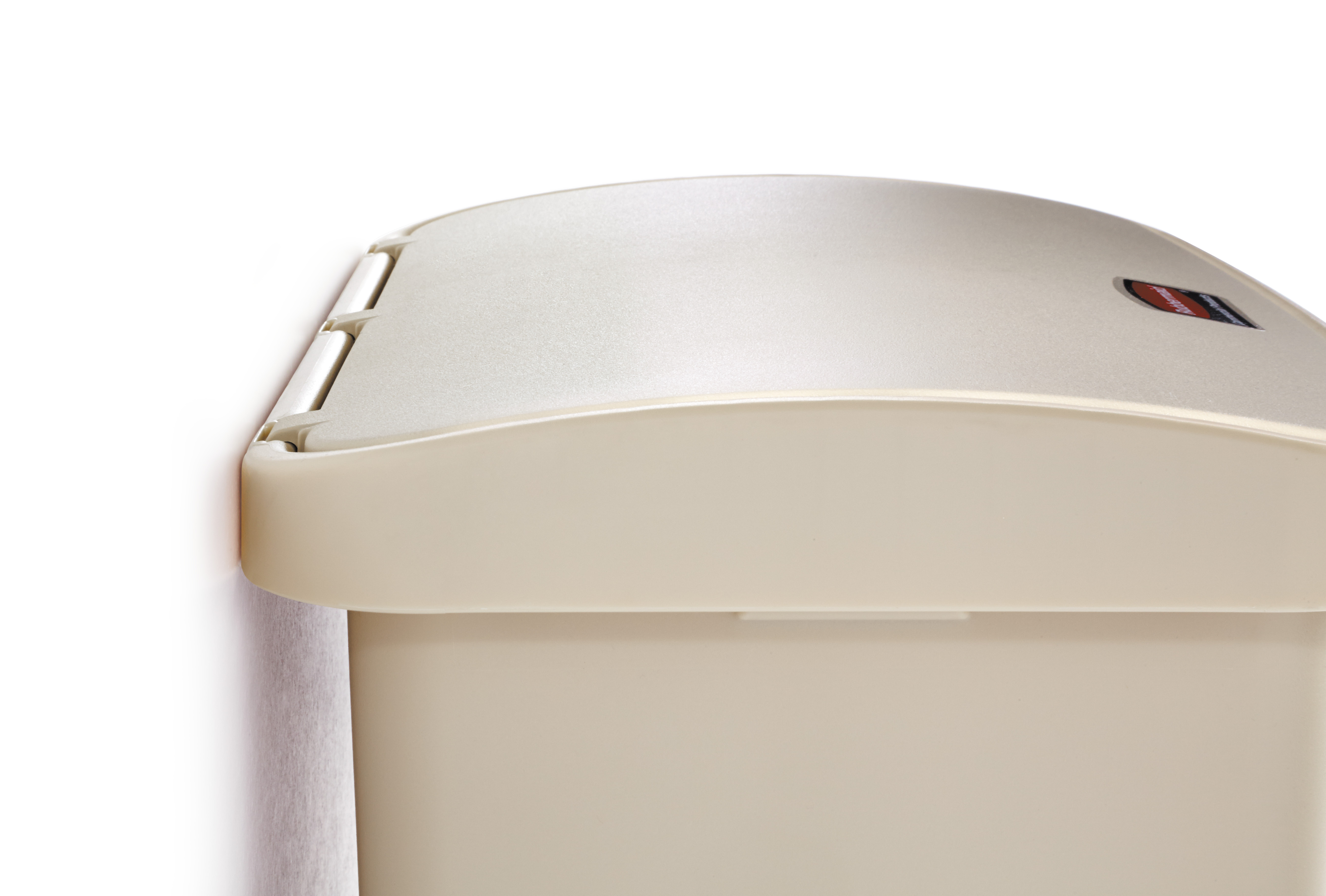 乐柏美商务用品Streamline™前踏式垃圾桶占地面积小，并配备加宽踏板，便于脚部操作，实现无接触废弃物投放。密封度极佳的智能控制盖板配备缓降机构以降低噪音，并配有内嵌铰链防止墙面损伤。为简化维护流程，这款垃圾桶配备垃圾袋固定环，可牢固固定垃圾袋。