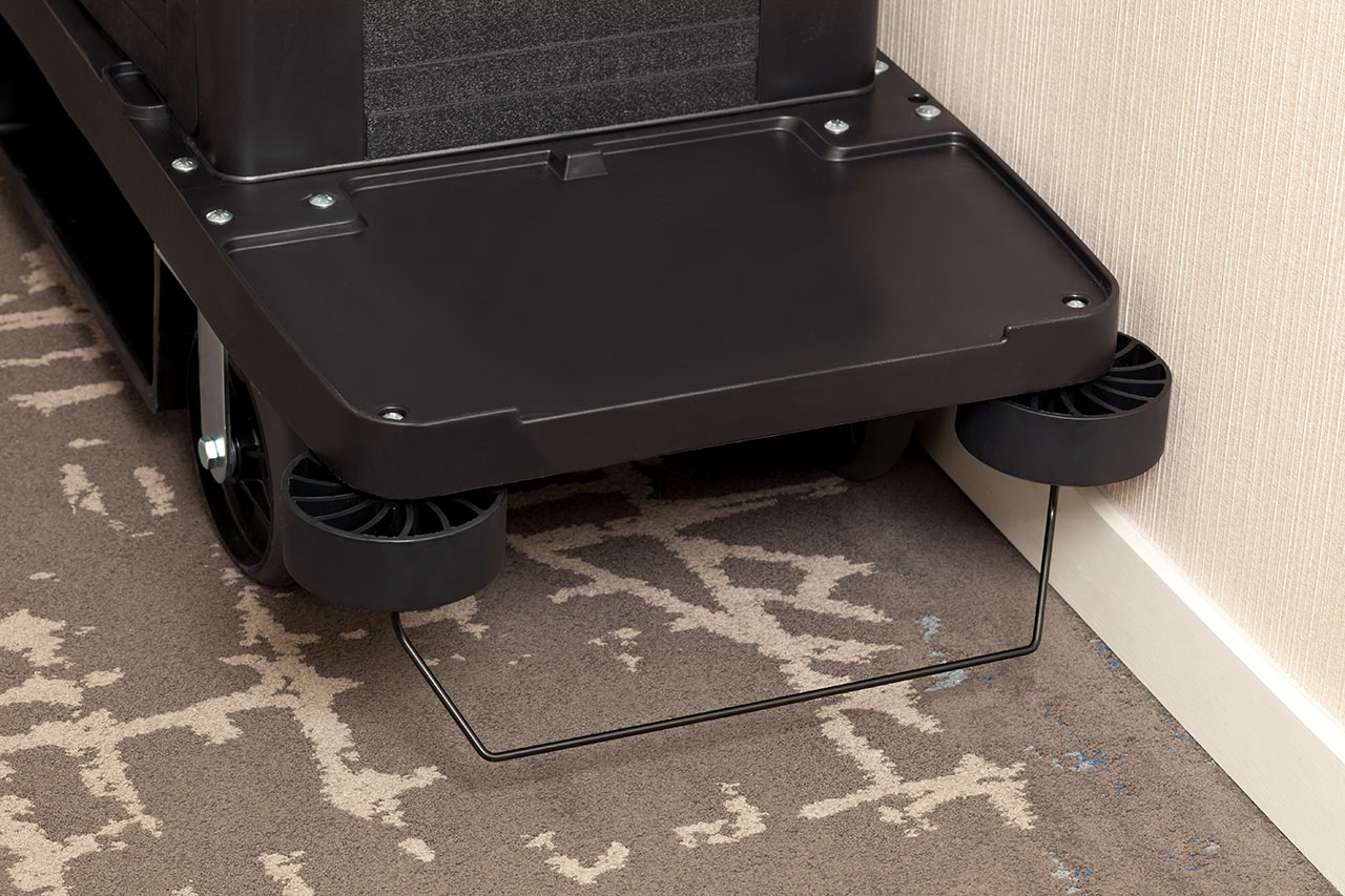 行政系列标准型客房服务推车可选配双袋收集系统及可调节搁板，全面满足清洁需求。