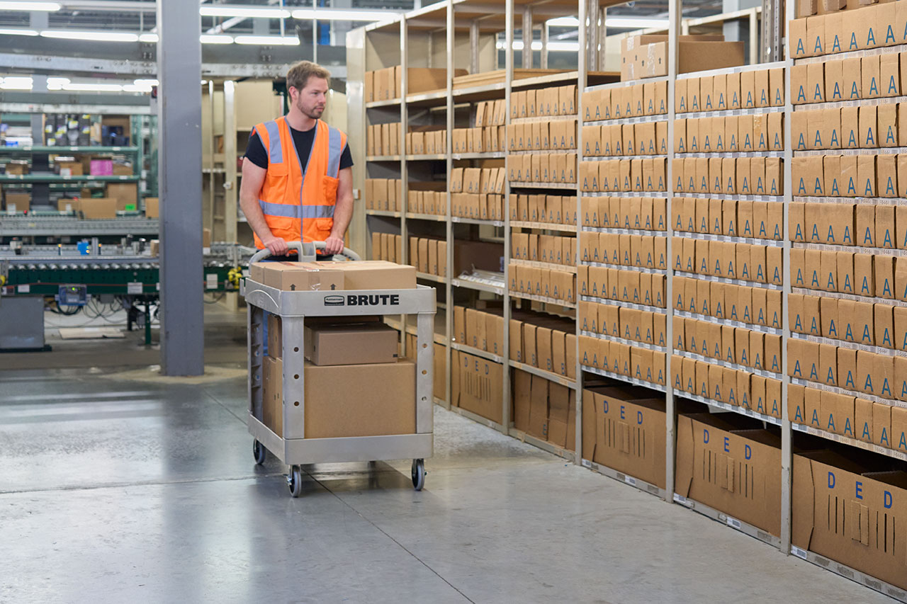 乐柏美商务用品HD双层下陷式舒适手柄推车（中号）采用坚固耐用的结构性泡沫材质制造，具有防凹陷、防掉漆、防剥落等优异性能，并配备有符合人体工学的手柄，确保舒适操作。有一定深度的下陷式设计可防止工具与耗材在推车移动过程中滑落，即使满载（226.79 kg）也能保持安全稳固。圆角结构避免碰撞损伤墙体与家具，12.7cm无痕万向脚轮确保轻便灵活。此外，这款推车还设有带把手的储物槽与卷材放置凹槽，及带护边的上下两层搁板，是一款功能齐全、适用于各类场所的理想推车。