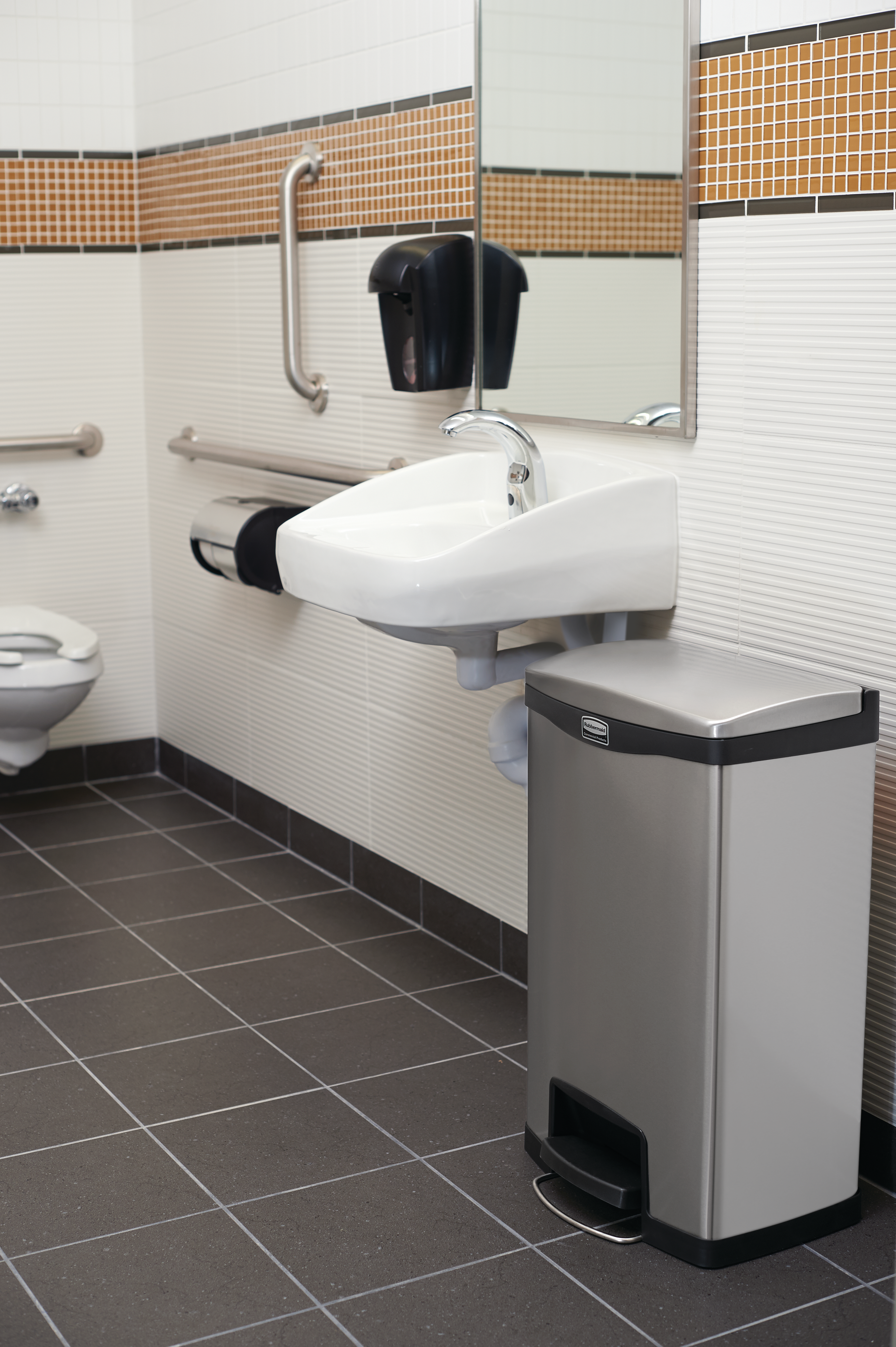 乐柏美商务用品Impressions™前踏式垃圾桶采用纤薄设计，占地面积小，并配备加宽踏板，便于脚部操作，实现无接触废弃物投放。内桶由结实坚固、防刺穿的塑料制成，桶体表面光滑流畅，便于日常清洁与维护。同时，这款垃圾桶也配备垃圾袋固定环，可牢固固定垃圾袋。