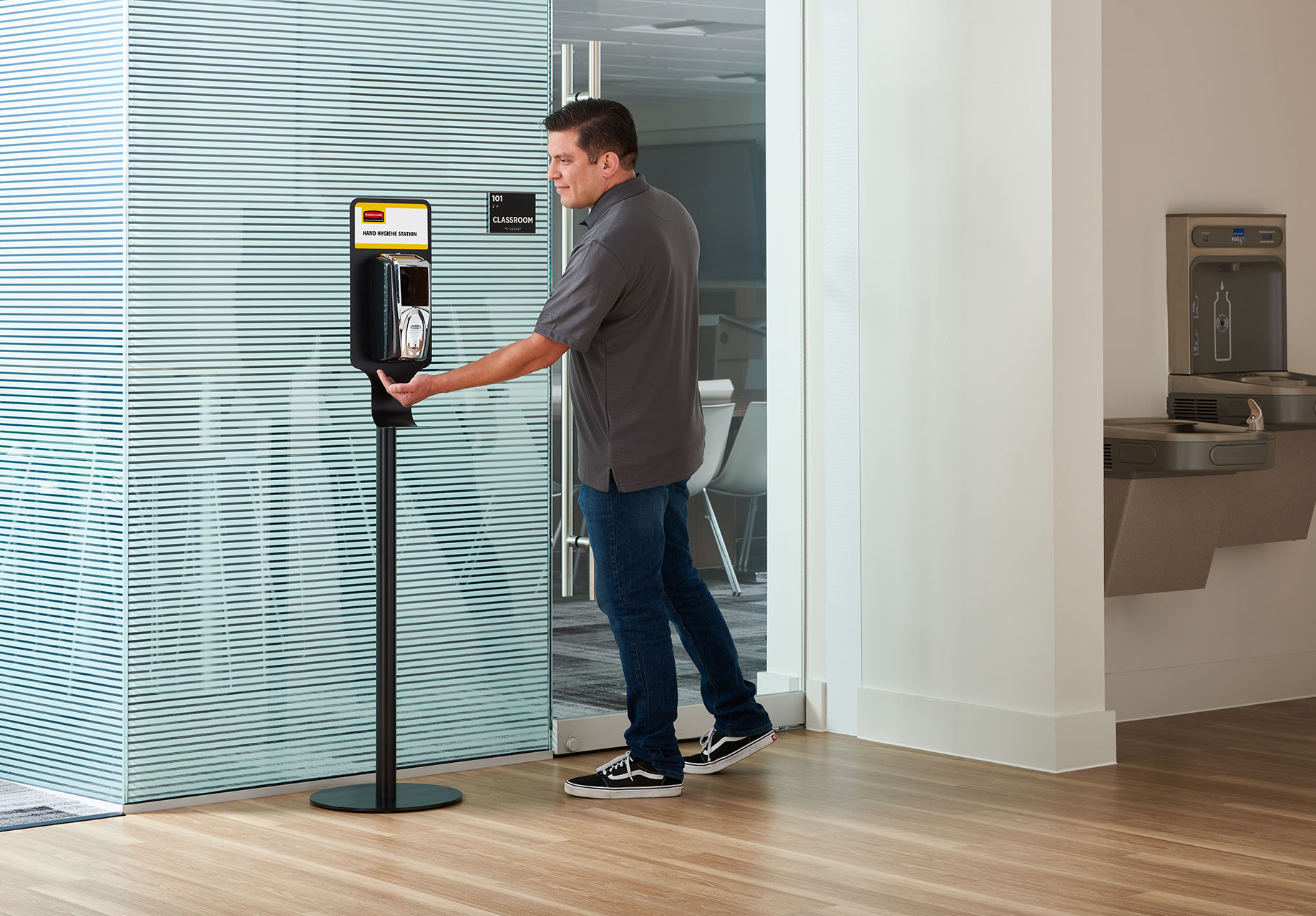 全金属支架搭配加重底座，可独立放置AutoFoam™给皂机或配备LumeCel™技术的AutoFoam™给皂机，在任何场所实现规范手部清洁。