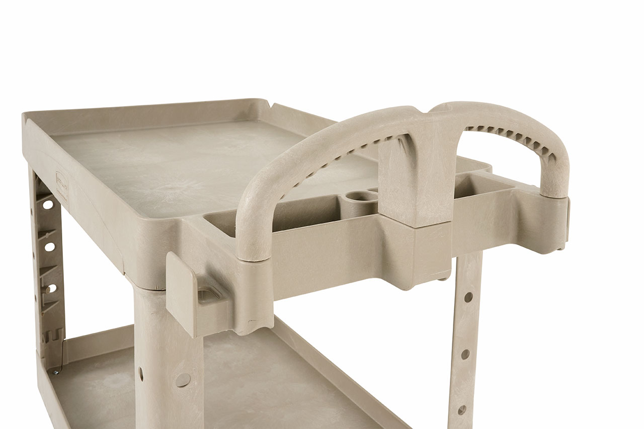 乐柏美商务用品HD双层下陷式舒适手柄推车（中号）采用坚固耐用的结构性泡沫材质制造，具有防凹陷、防掉漆、防剥落等优异性能，并配备有符合人体工学的手柄，确保舒适操作。有一定深度的下陷式设计可防止工具与耗材在推车移动过程中滑落，即使满载（226.79 kg）也能保持安全稳固。圆角结构避免碰撞损伤墙体与家具，12.7cm无痕万向脚轮确保轻便灵活。此外，这款推车还设有带把手的储物槽与卷材放置凹槽，及带护边的上下两层搁板，是一款功能齐全、适用于各类场所的理想推车。