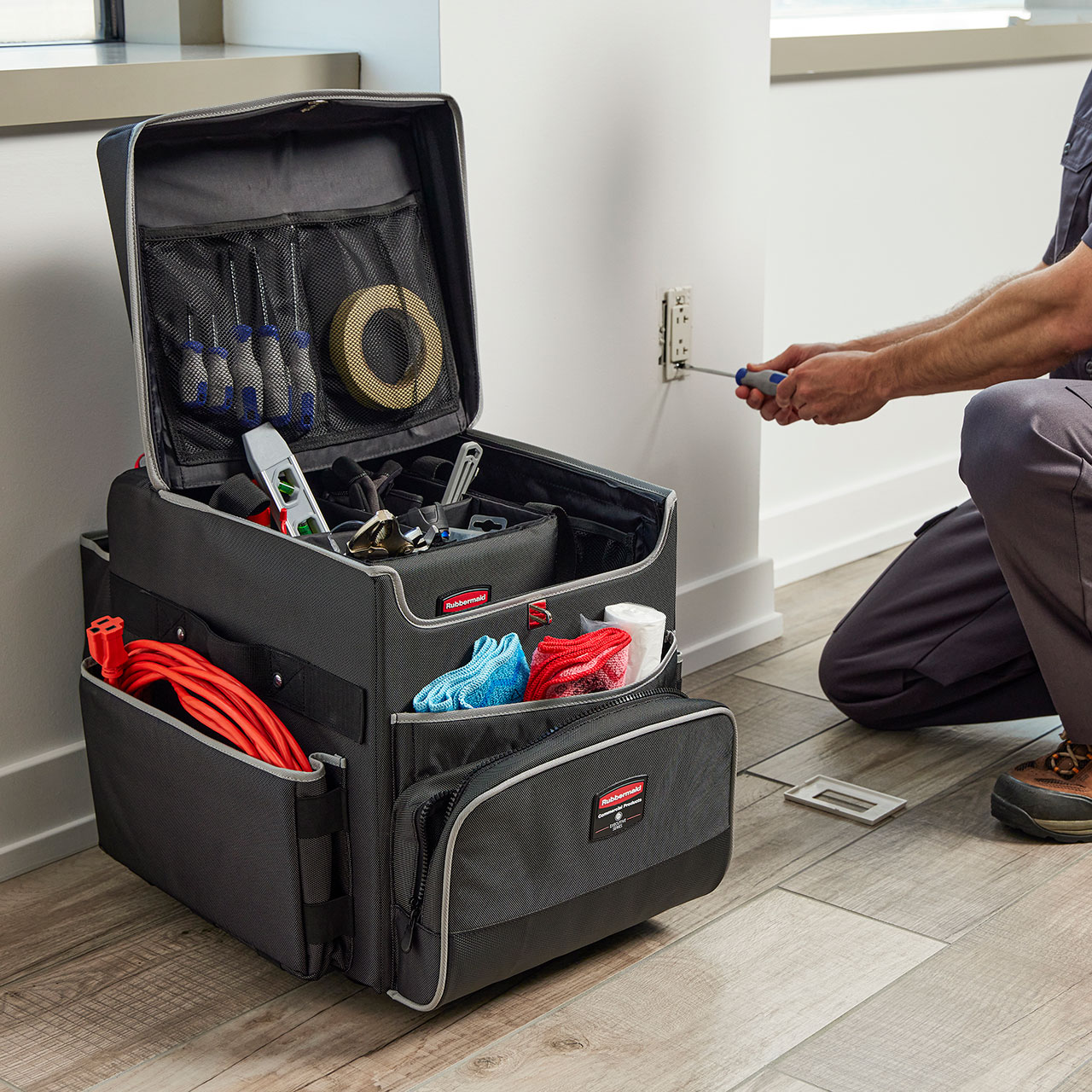 行政系列便携式客房服务推车是乐柏美商务用品专为行业打造的集客房服务、保洁、维护于一体的超耐用移动推车解决方案。