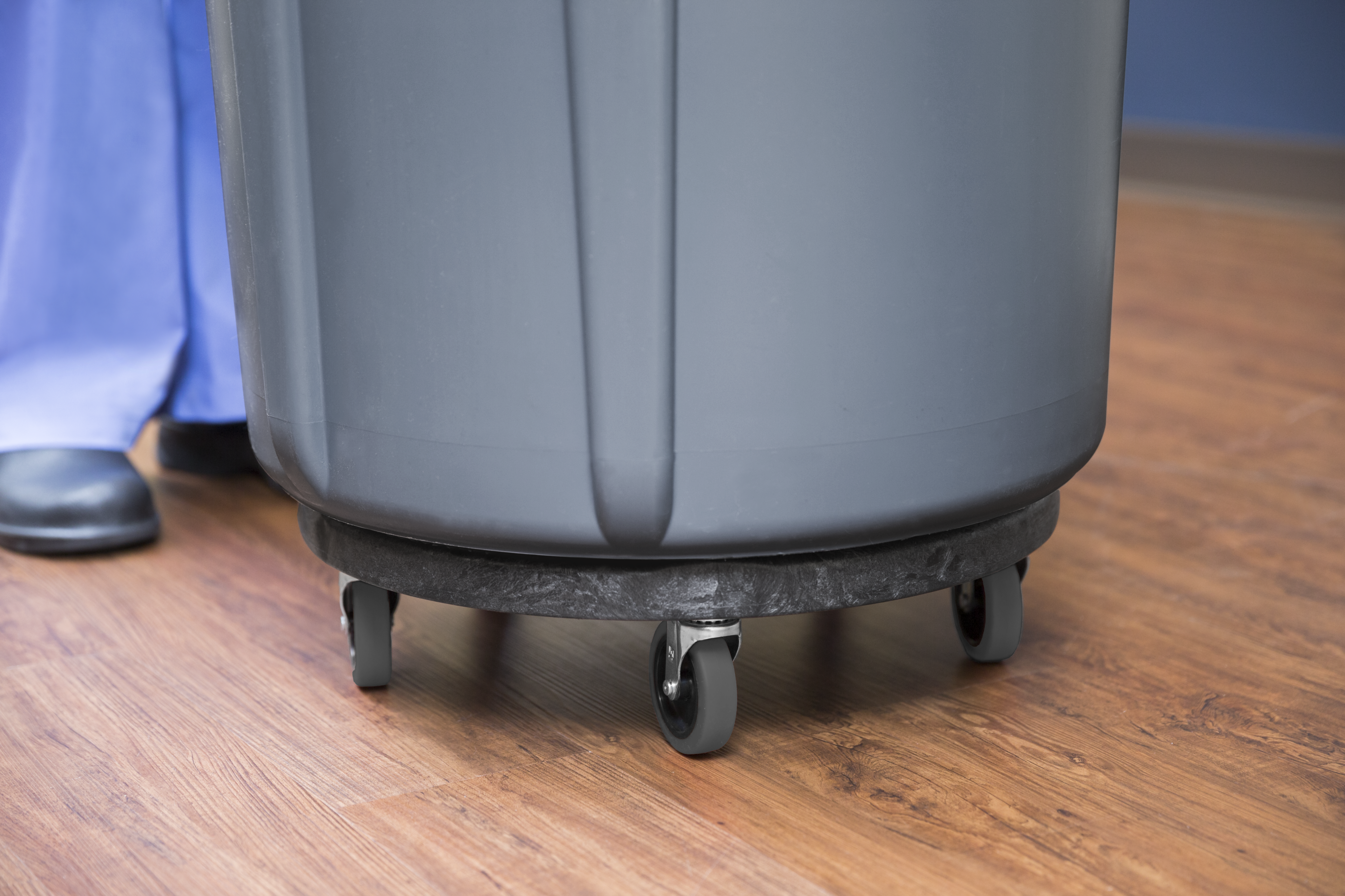 乐柏美商务用品BRUTE静音小车在收集和运输重载物品时，可提供轻松省力的移动体验和灵活精准的操控性能。