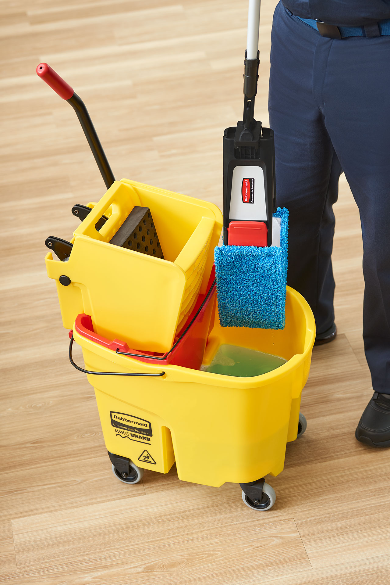 本款折叠式平板拖把套组专为配合您现有的WaveBrake™拖把桶设计，可在大型空间实现符合人体工学的微纤拖洗。