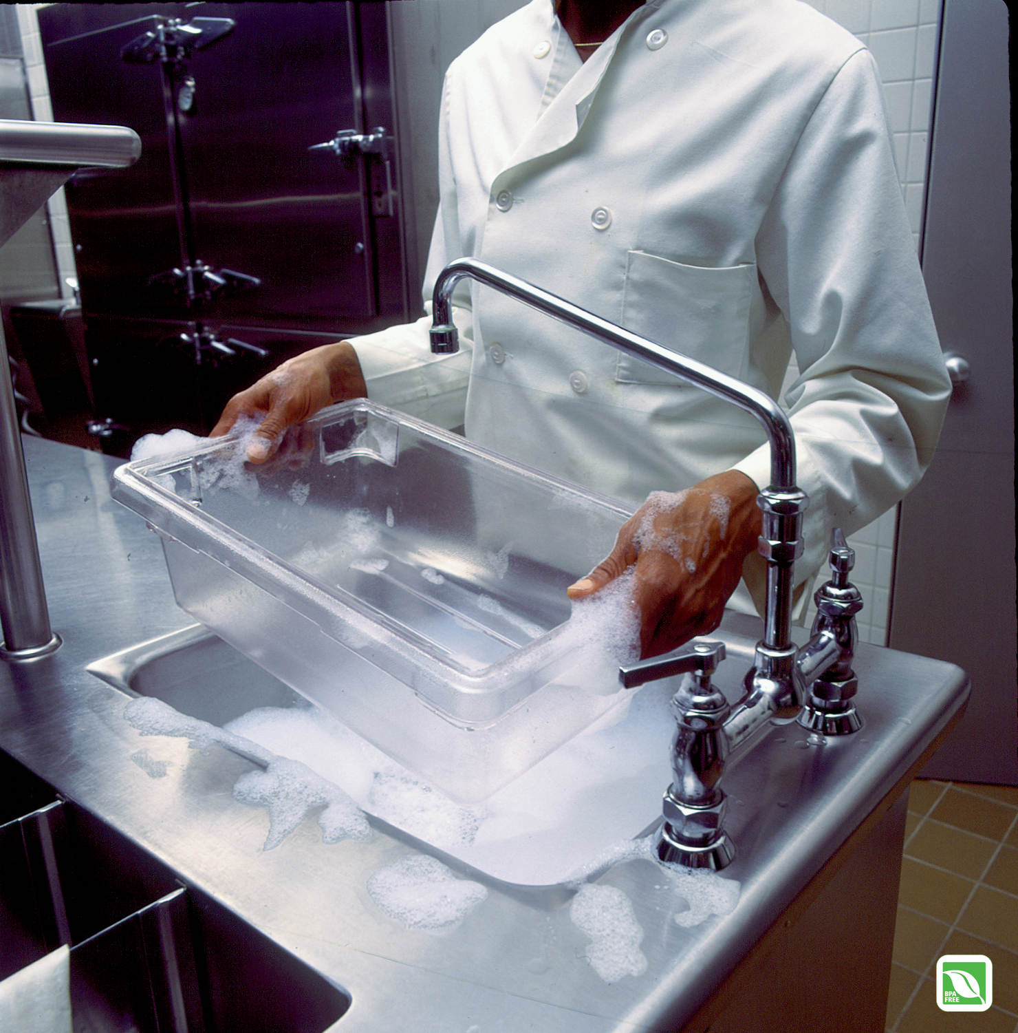 乐柏美商务用品食品储存箱具备耐用性，且用途广泛。这款大容量食品储存容器已通过NSF认证。