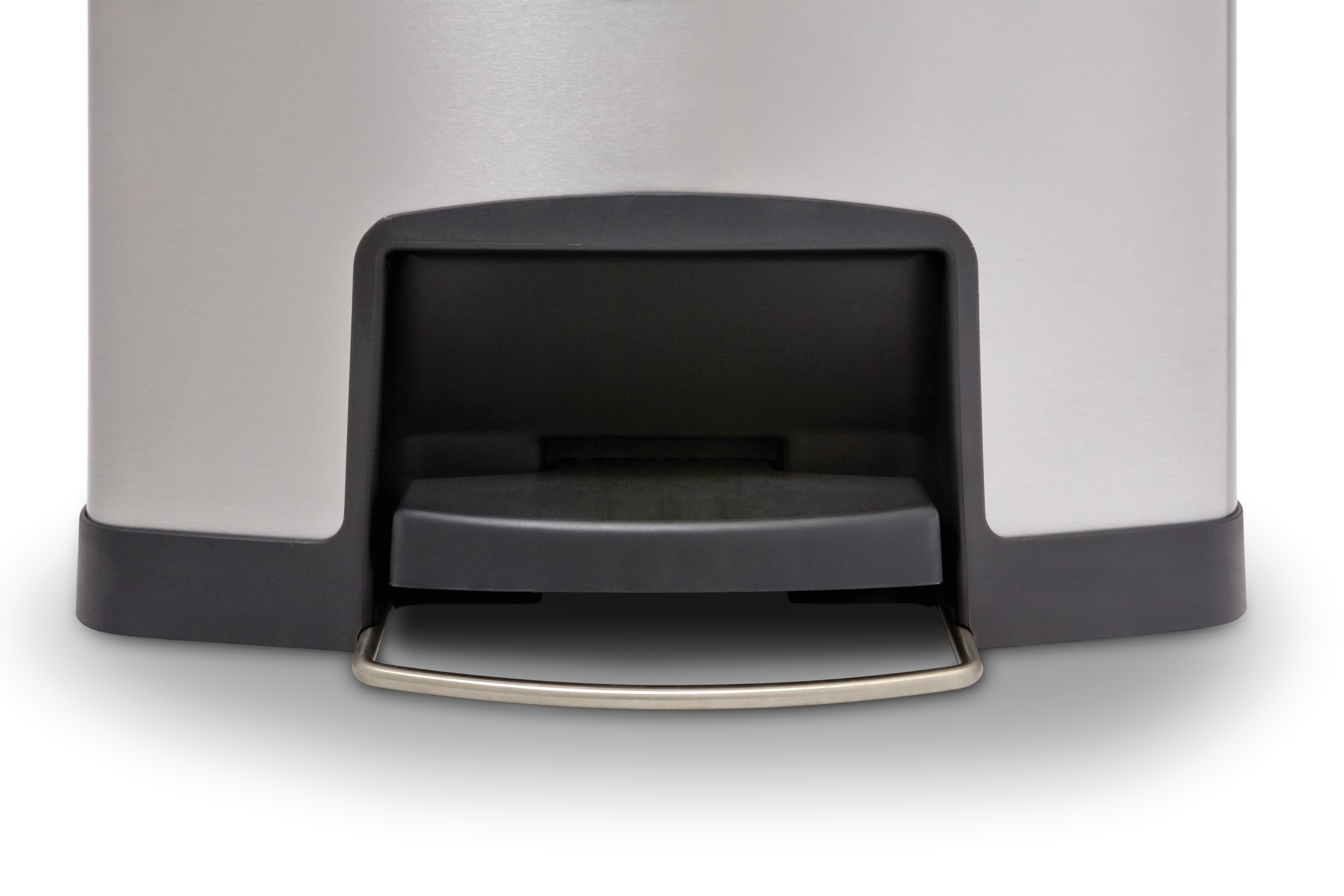 乐柏美商务用品Impressions™前踏式垃圾桶采用纤薄设计，占地面积小，并配备加宽踏板，便于脚部操作，实现无接触废弃物投放。内桶由结实坚固、防刺穿的塑料制成，桶体表面光滑流畅，便于日常清洁与维护。同时，这款垃圾桶也配备垃圾袋固定环，可牢固固定垃圾袋。