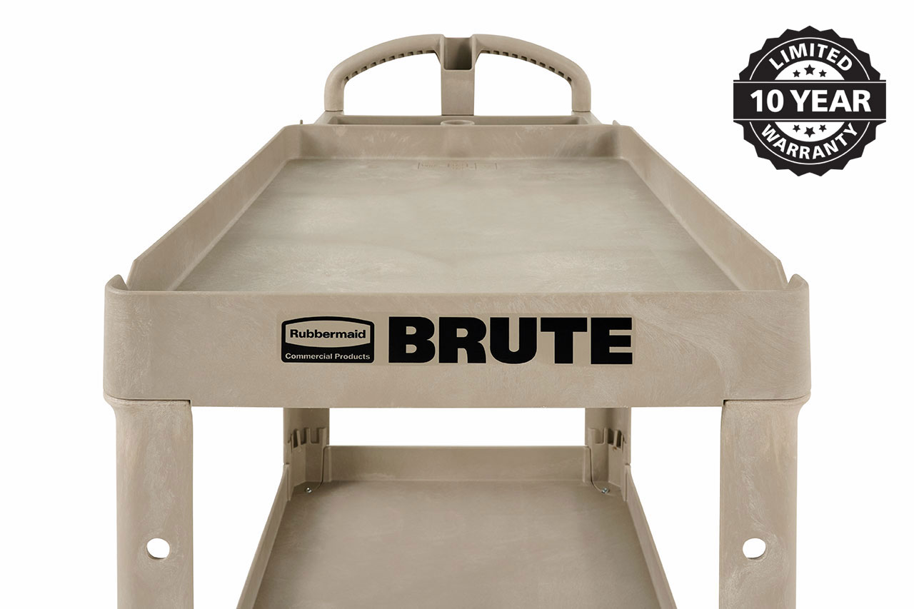 乐柏美商务用品HD双层下陷式舒适手柄推车（中号）采用坚固耐用的结构性泡沫材质制造，具有防凹陷、防掉漆、防剥落等优异性能，并配备有符合人体工学的手柄，确保舒适操作。有一定深度的下陷式设计可防止工具与耗材在推车移动过程中滑落，即使满载（226.79 kg）也能保持安全稳固。圆角结构避免碰撞损伤墙体与家具，12.7cm无痕万向脚轮确保轻便灵活。此外，这款推车还设有带把手的储物槽与卷材放置凹槽，及带护边的上下两层搁板，是一款功能齐全、适用于各类场所的理想推车。