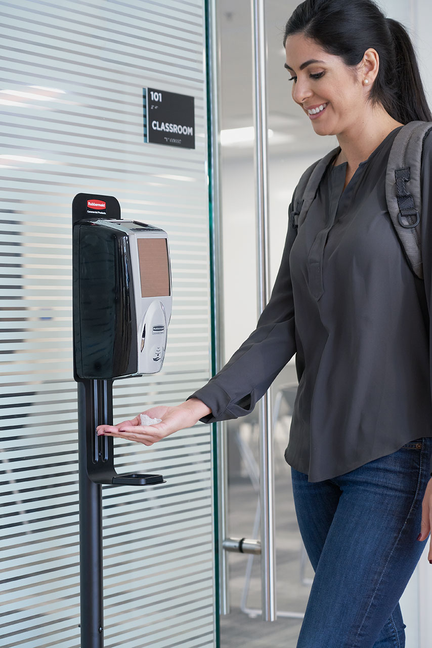 AutoFoam纤巧型给皂机落地支架可将免触式给皂机安装在轻便可移动的支架上，以适应设施不断变化的需求。