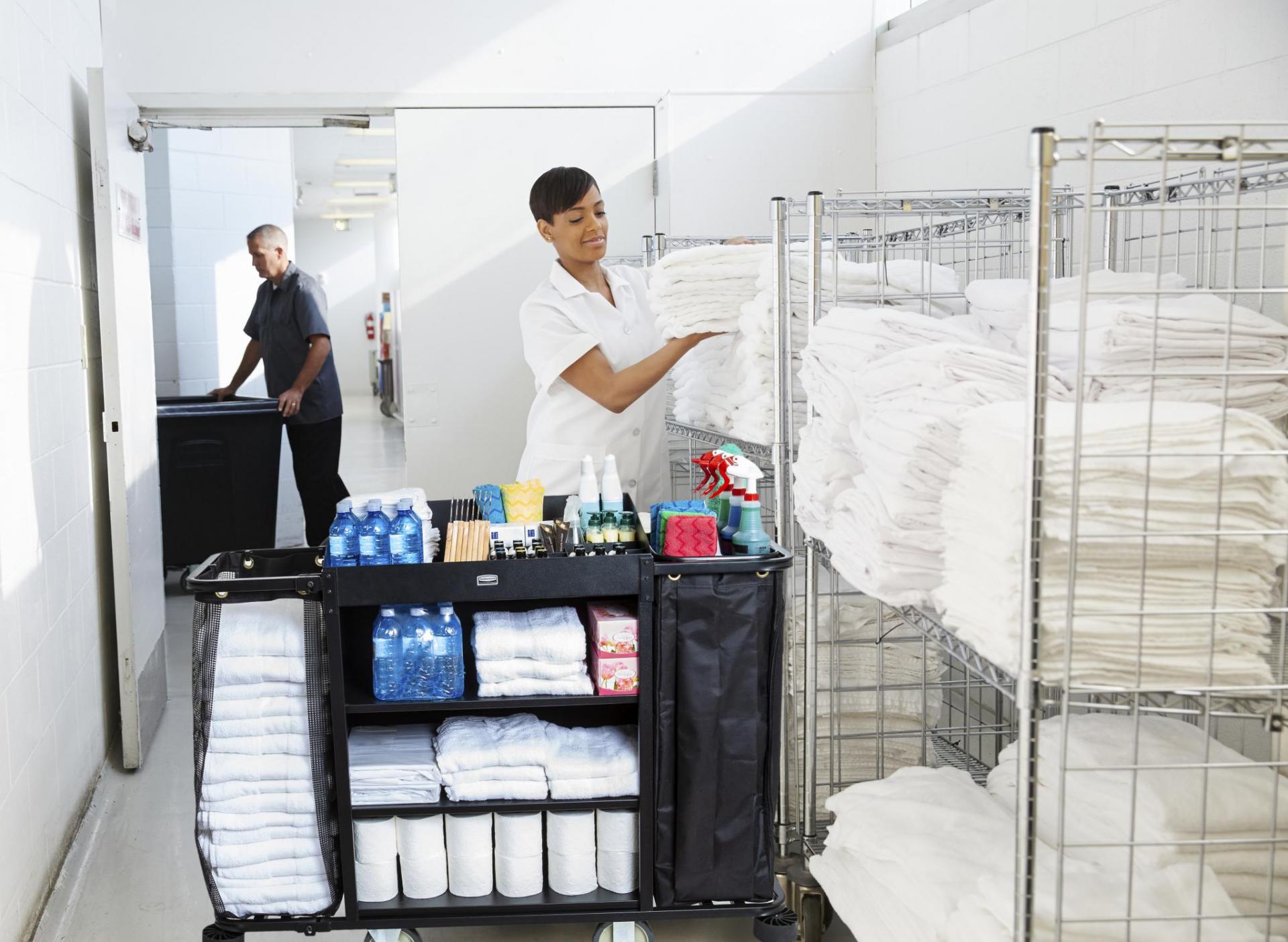 专业轻型客房服务推车专为满足日常清洁需求设计，小巧占地面积结合大容量存储空间，显著提升生产力。