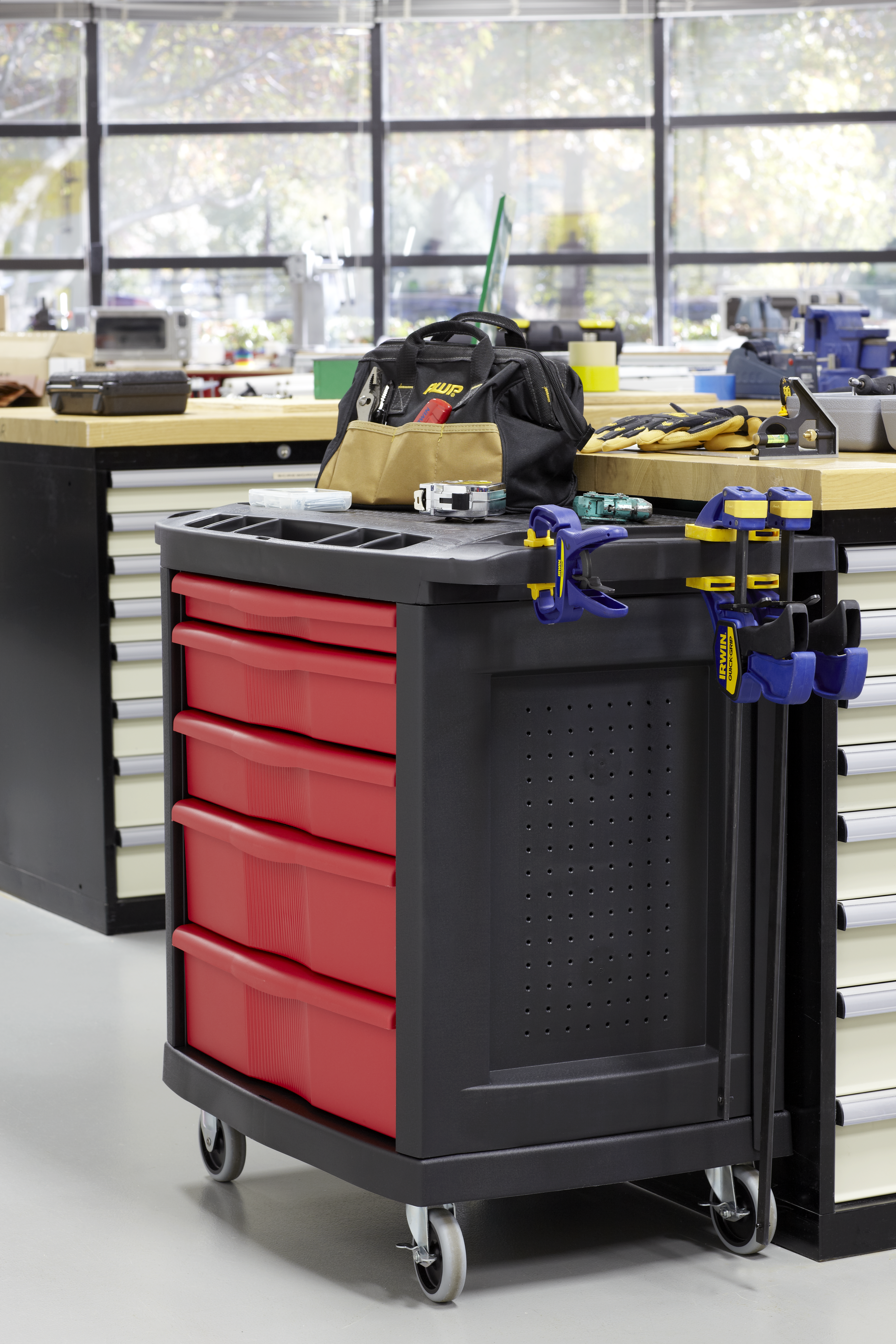 五抽屉活动式工作平台是一款功能全面的移动式工作台，配备便于整理的工具储存空间。平整工作台面支持定制化作业方案，中央锁定系统确保运输过程中工具与物资安全稳固。
