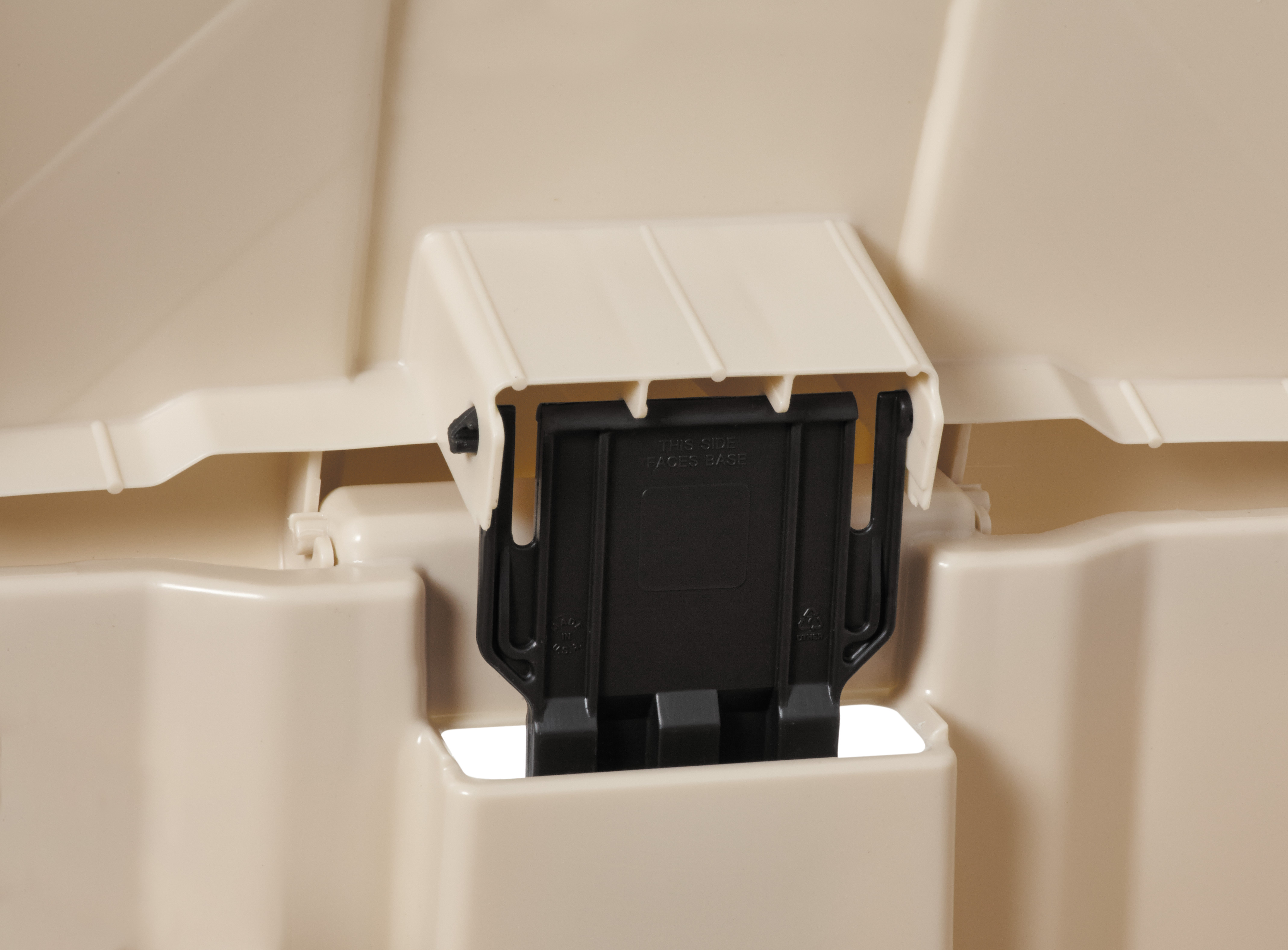 乐柏美商务用品Legacy踏板式垃圾桶提供卫生的废弃物管理解决方案。脚踏式踏板设计减少手部接触，降低交叉污染风险，改善作业环境。