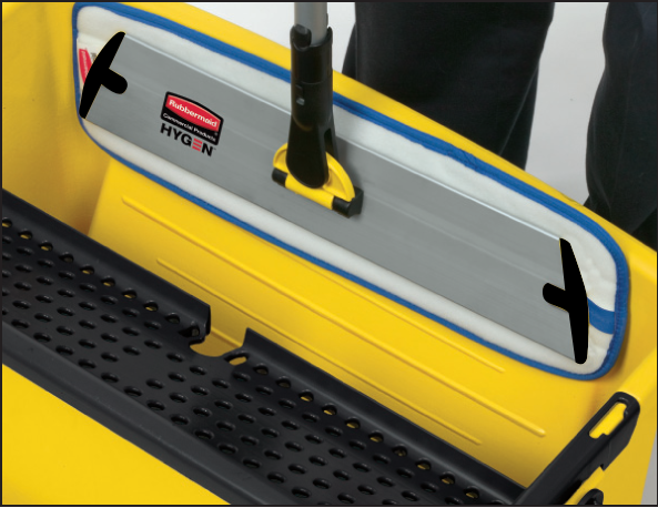 RCP拖把桶采用实用且符合人体工学的带轮设计，专为高强度商业及工业环境打造。这款配备拧压式沥水筛的滚轮拖把桶，可实现轻松免接触拧干。