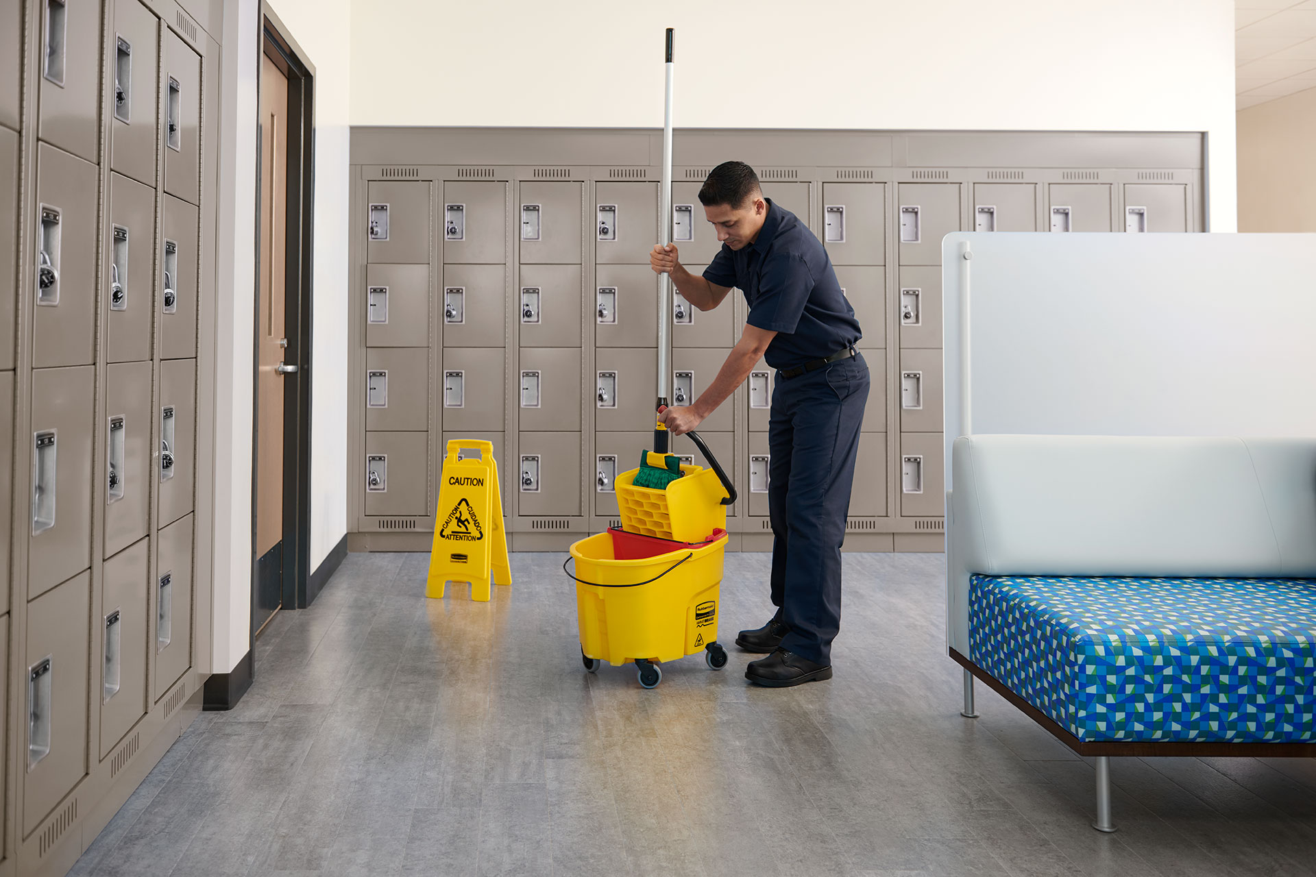 Gripper™夹式湿拖把杆，采用创新夹爪结构，可牢固锁定拖布，仅适用于12.7cm头带拖布。