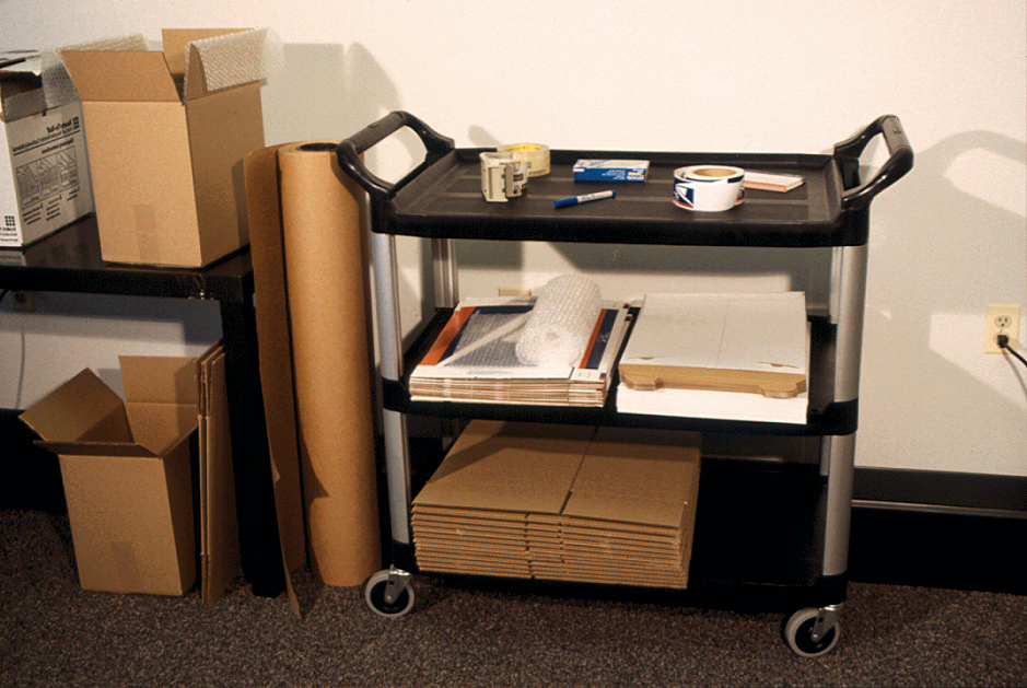 乐柏美商用Xtra三层多用途手推车可通用于前台与后台环境。这款带轮多用途推车采用开放式侧边设计，便于承载大件货物。配备金属立柱与模制层板，专为耐用性而设计，配有10cm不伤地板万向轮，提升移动性，最大承重可达136.07kg。