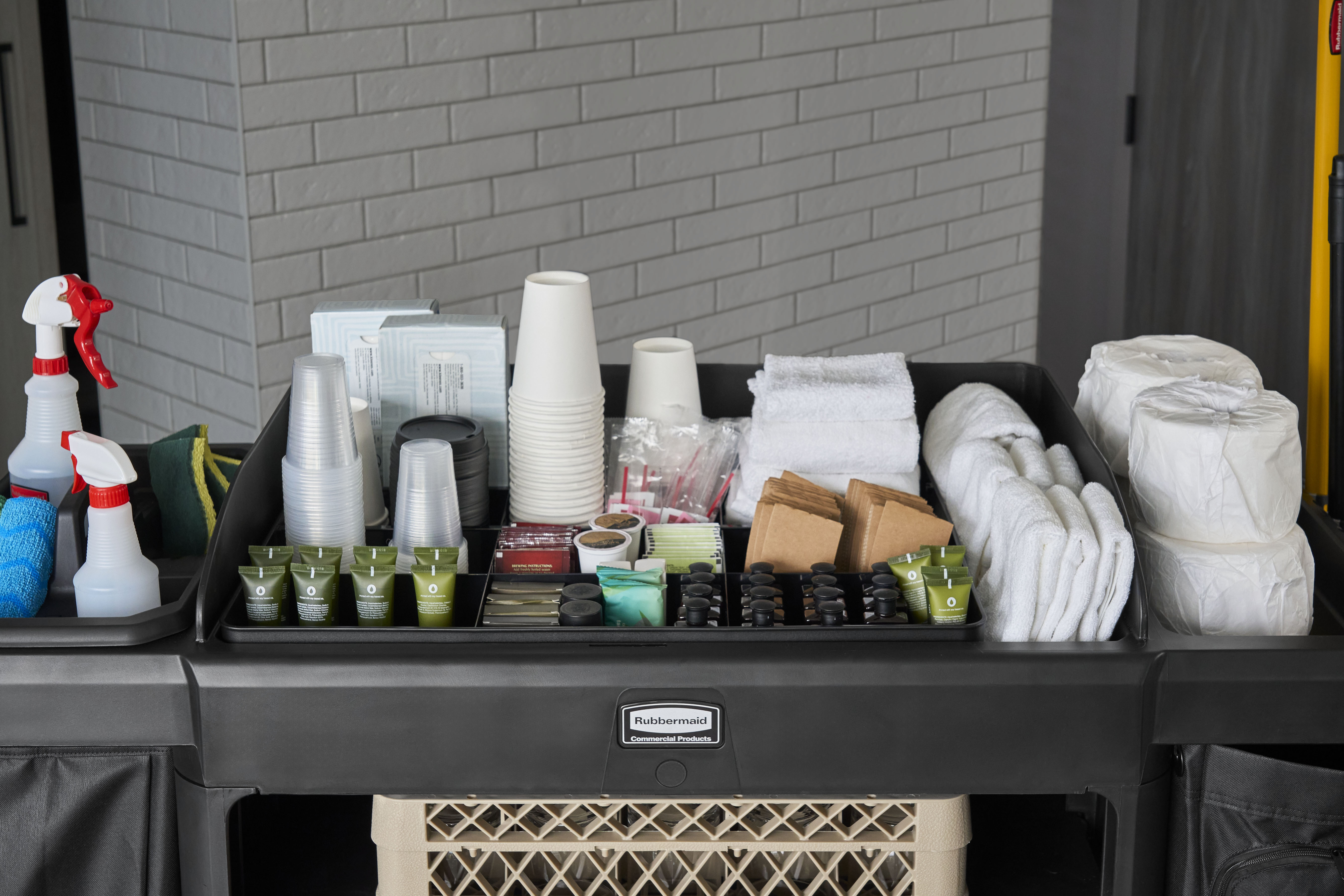 这款分隔栏专为客房服务推车设计，通过灵活的分区结构，可轻松配置多达11个独立储物空间，有序收纳清洁工具与配件。